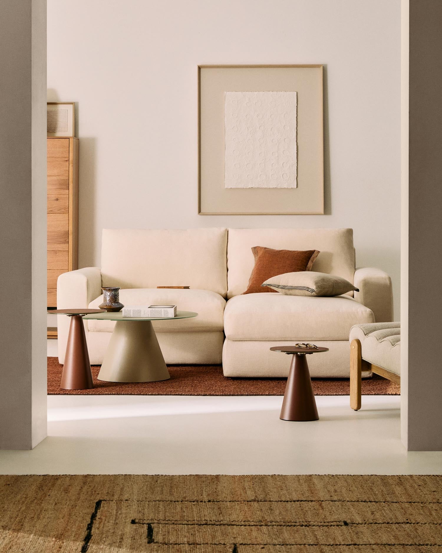 Entdecken Sie das elegante modulare Sofa Alea für 3 Personen mit Chaiselongue rechts in Ecru. Hochwertiger Chenille-Bezug, pflegeleicht und stilvoll.