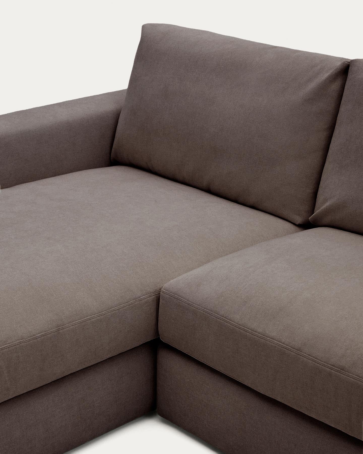 Modulares Sofa Alea für 3 Personen mit abnehmbarem Bezug aus Chenille mit Chaiselongue links in Dunkelbraun, 220 cm in Dunkelbraun präsentiert im Onlineshop von KAQTU Design AG. 3er Sofa ist von Kave Home