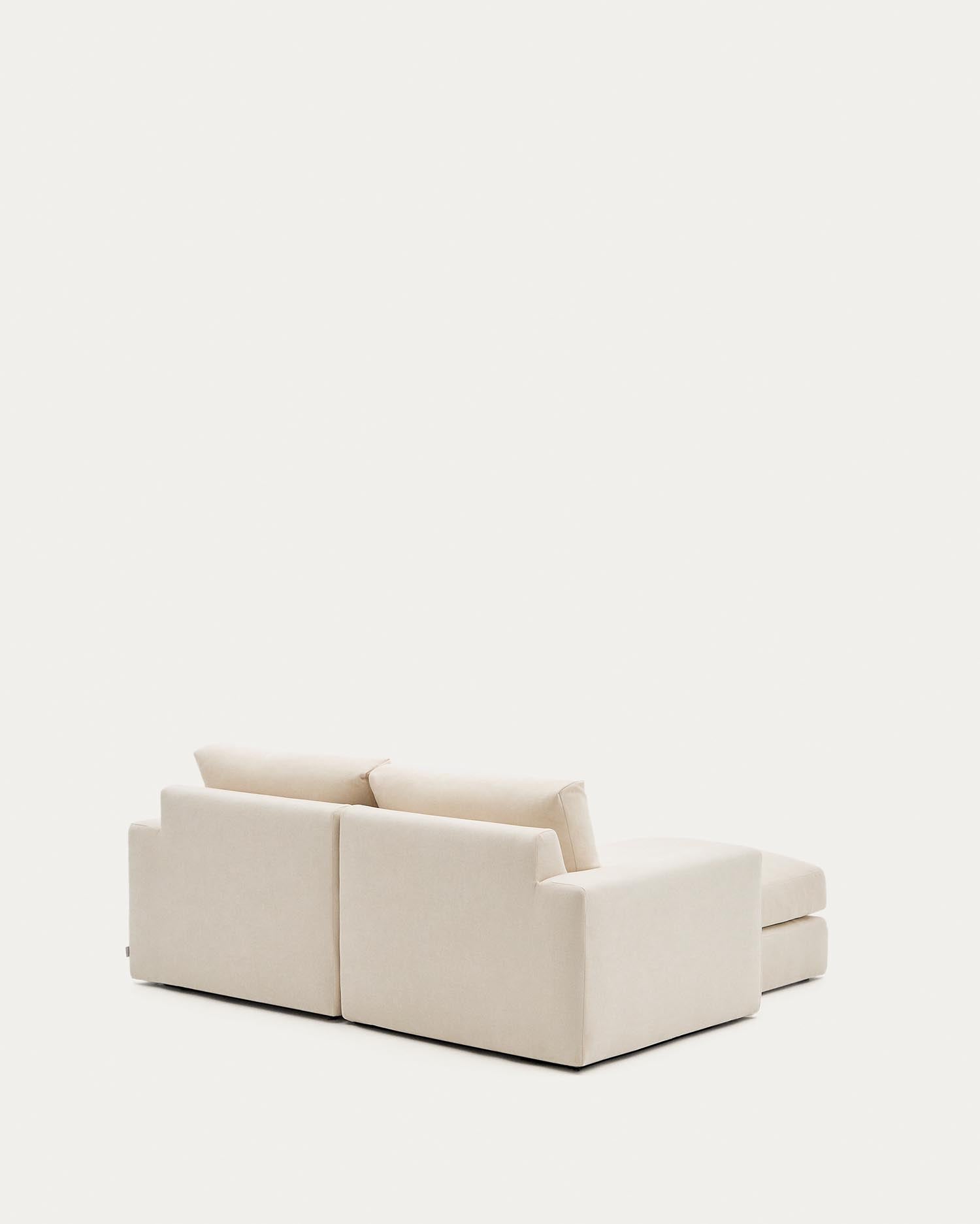 Erleben Sie das modulare Sofa Alea für 3 Personen mit eleganter Chaiselongue links. Hochwertiger Chenillebezug, abnehmbar und pflegeleicht, vereint Stil und Komfort.