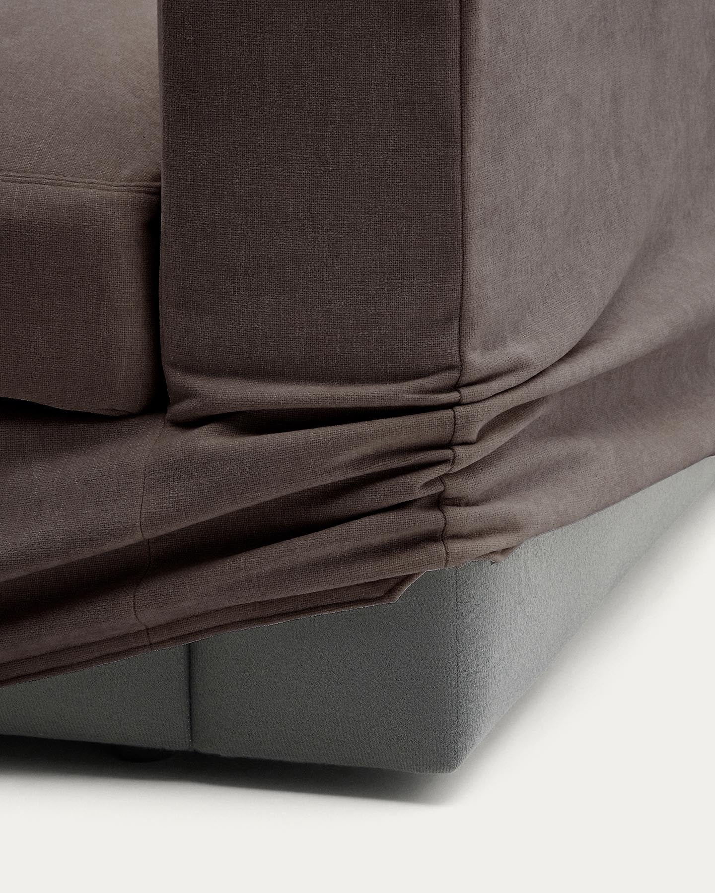 Modulares Sofa Alea für 4 Personen mit abnehmbarem Bezug aus Chenille mit Chaiselongue links in Dunkelbraun, 310 cm in Dunkelbraun präsentiert im Onlineshop von KAQTU Design AG. 3er Sofa ist von Kave Home