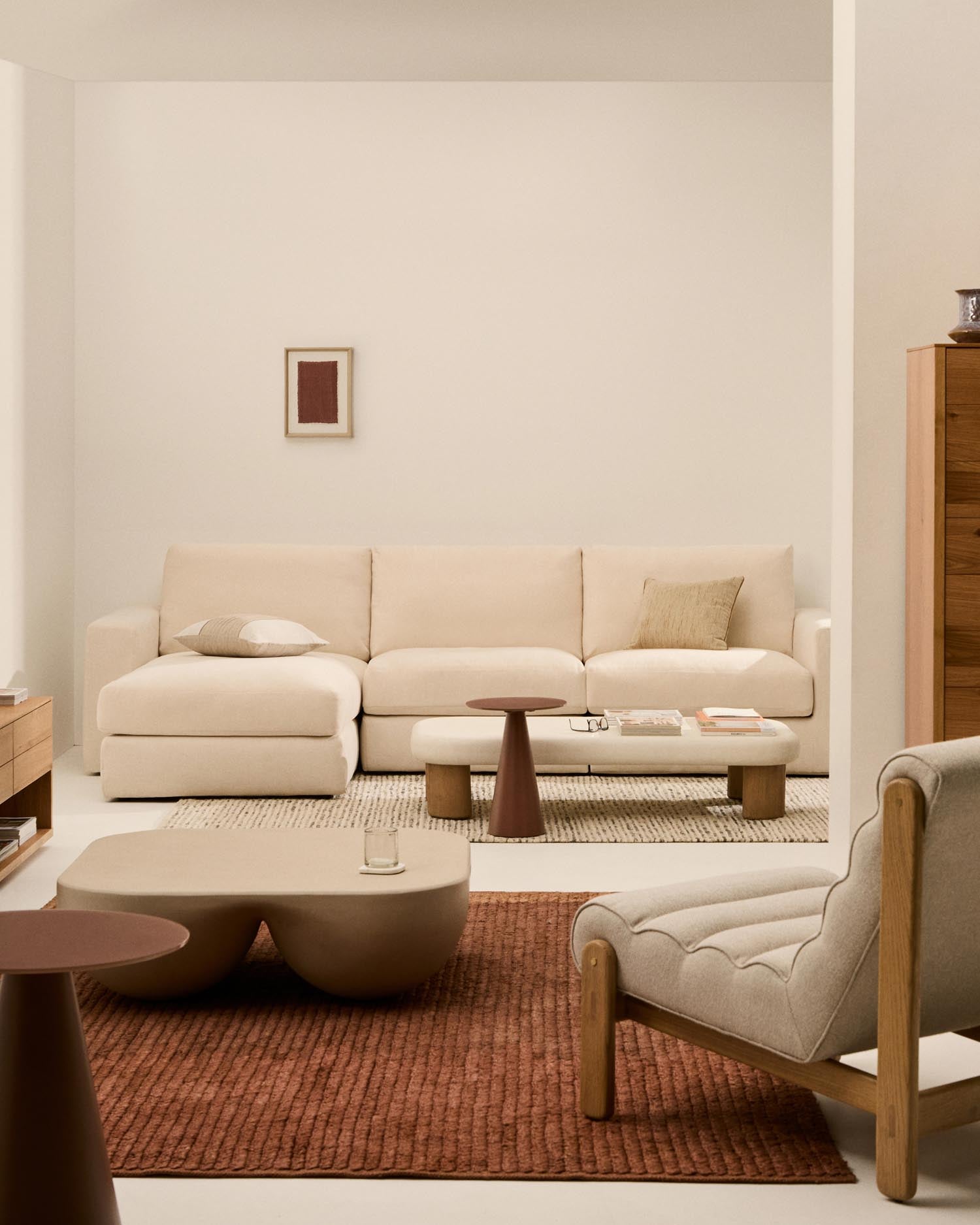 Entdecken Sie das modulare Sofa Alea für 4 Personen mit Chaiselongue links in elegantem Ecru. Hochwertiger Chenillebezug, abnehmbar und pflegeleicht.