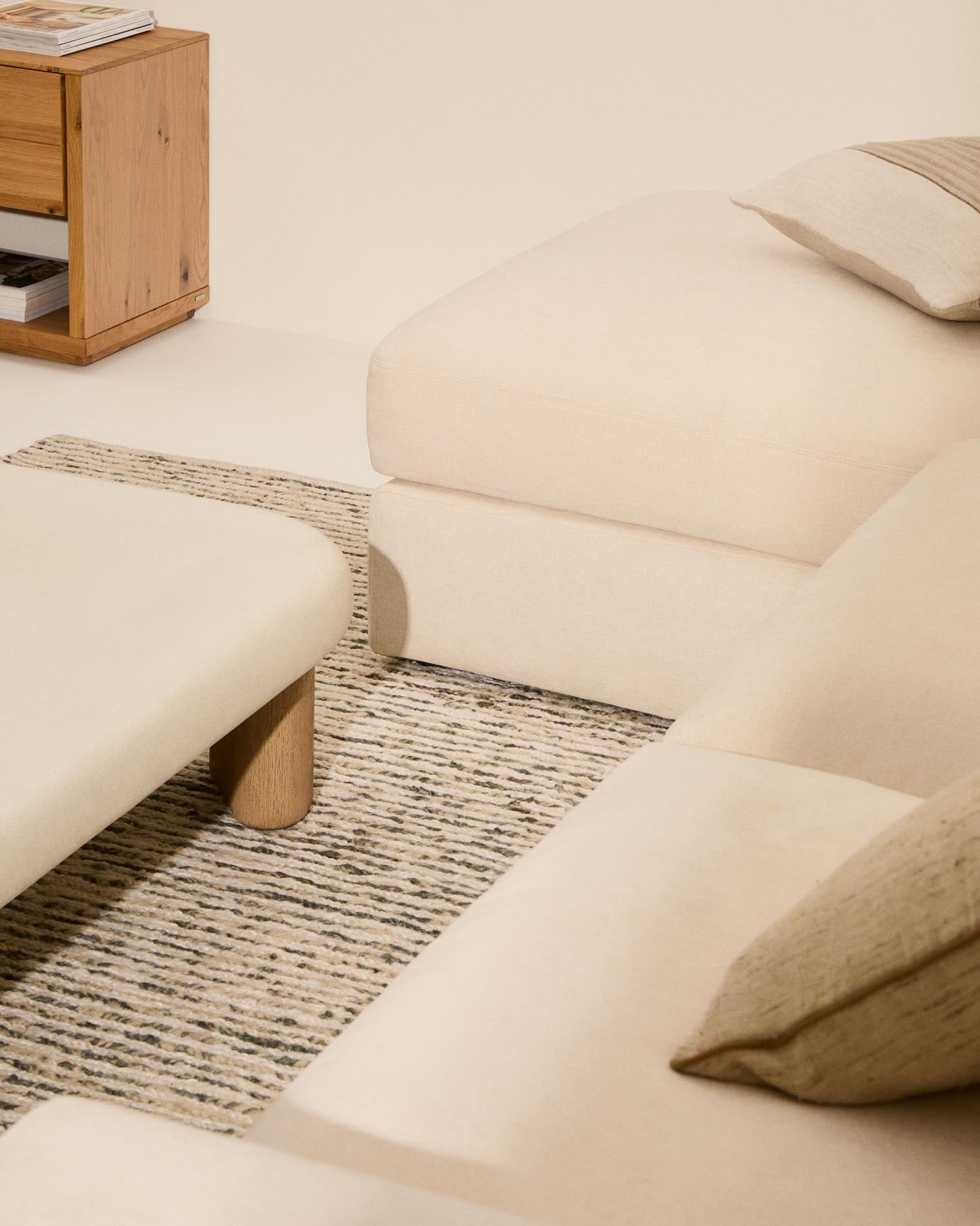 Entdecken Sie das modulare Sofa Alea für 4 Personen mit Chaiselongue links. Hochwertiger Chenillebezug, flexibles Design und erstklassiger Komfort.