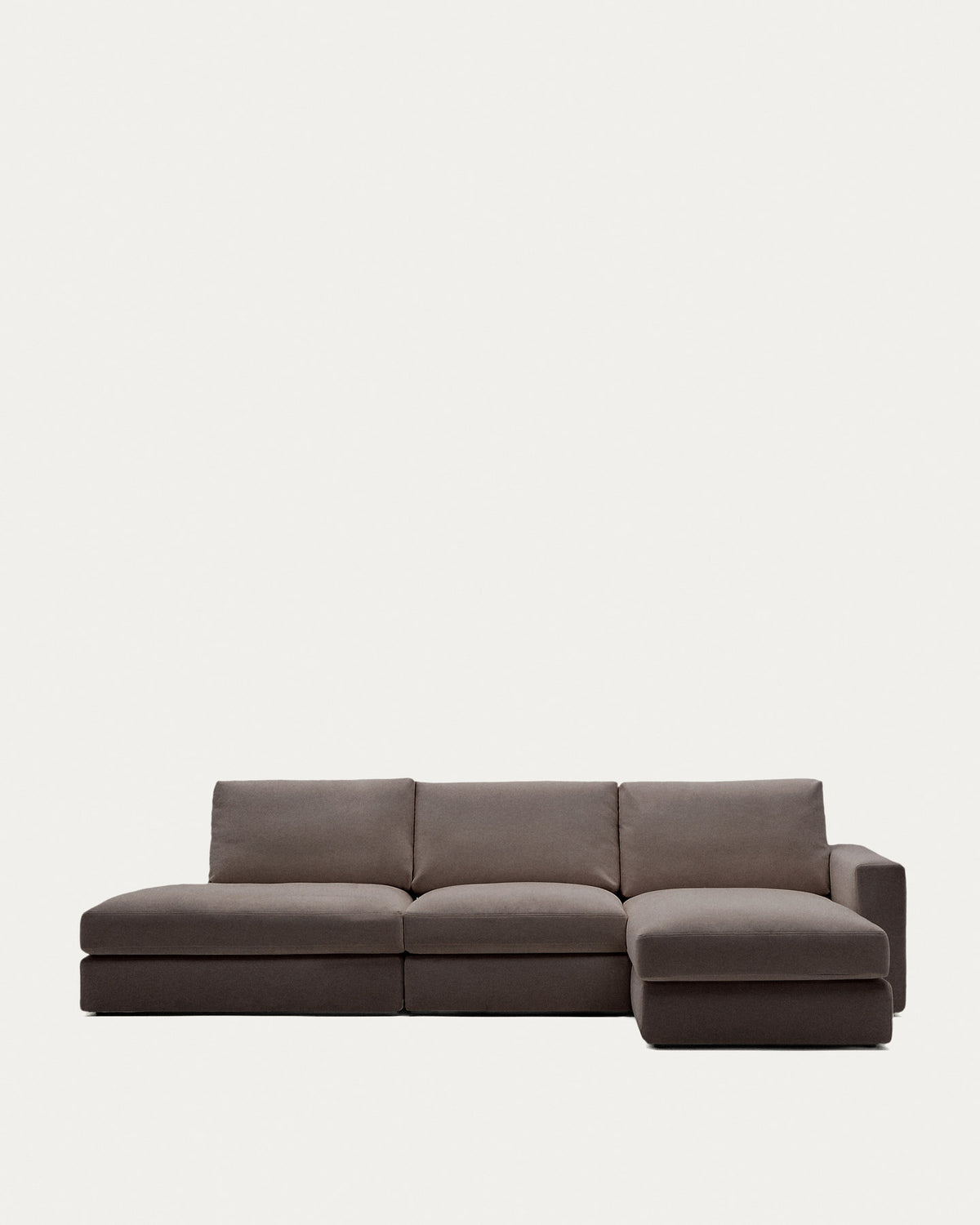 Modulares Sofa Alea für 5 Personen mit abnehmbarem Bezug aus dunkelbrauner Chenille und Chaiselongue rechts, 340 cm in Dunkelbraun präsentiert im Onlineshop von KAQTU Design AG. 5er Sofa ist von Kave Home