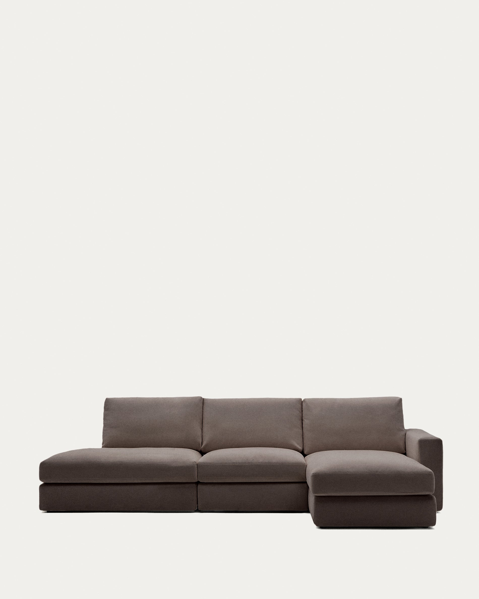 Modulares Sofa Alea für 5 Personen mit abnehmbarem Bezug aus dunkelbrauner Chenille und Chaiselongue rechts, 340 cm in Dunkelbraun präsentiert im Onlineshop von KAQTU Design AG. 5er Sofa ist von Kave Home
