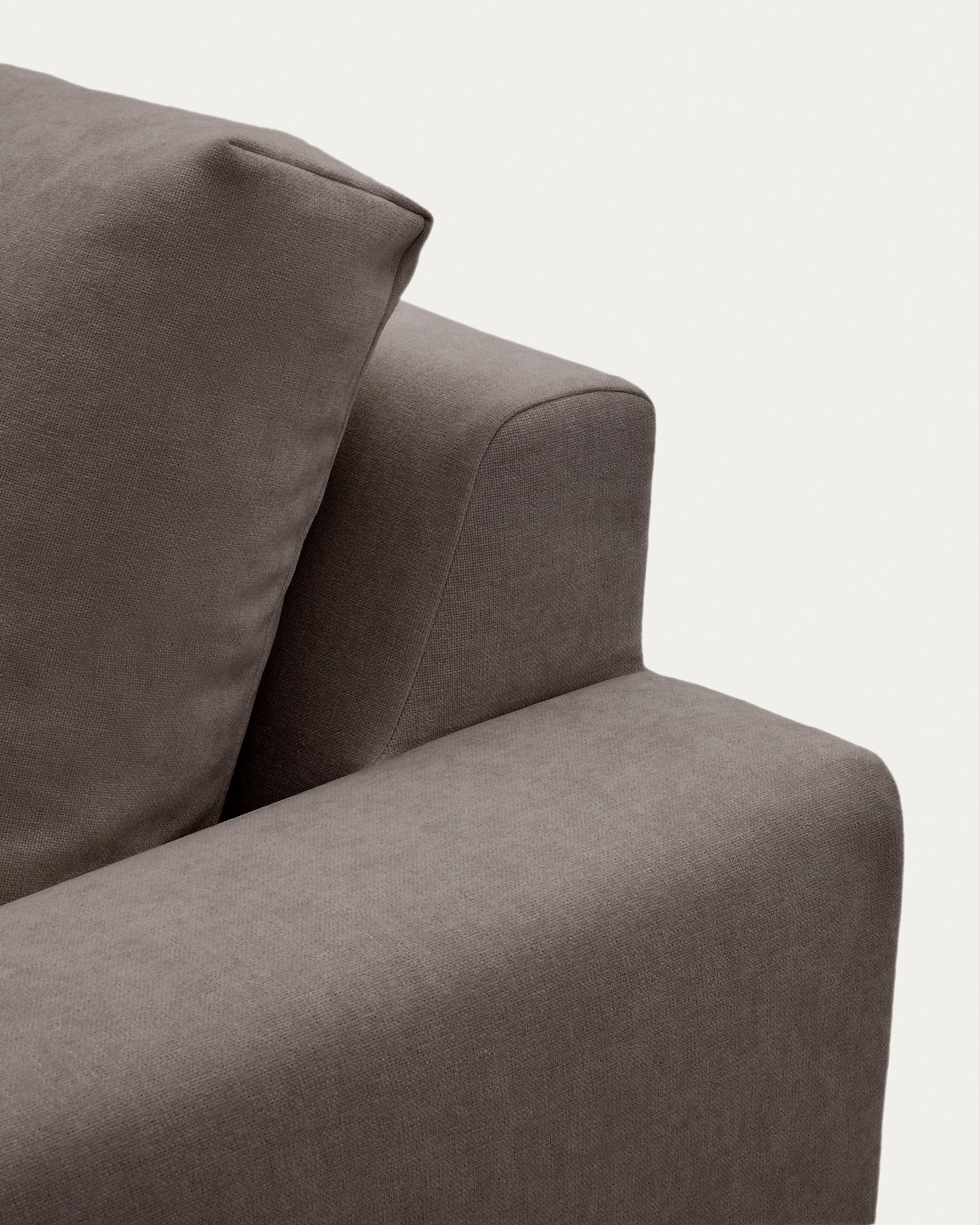 Modulares Sofa Alea für 5 Personen mit abnehmbarem Bezug aus dunkelbrauner Chenille und Chaiselongue rechts, 340 cm in Dunkelbraun präsentiert im Onlineshop von KAQTU Design AG. 5er Sofa ist von Kave Home