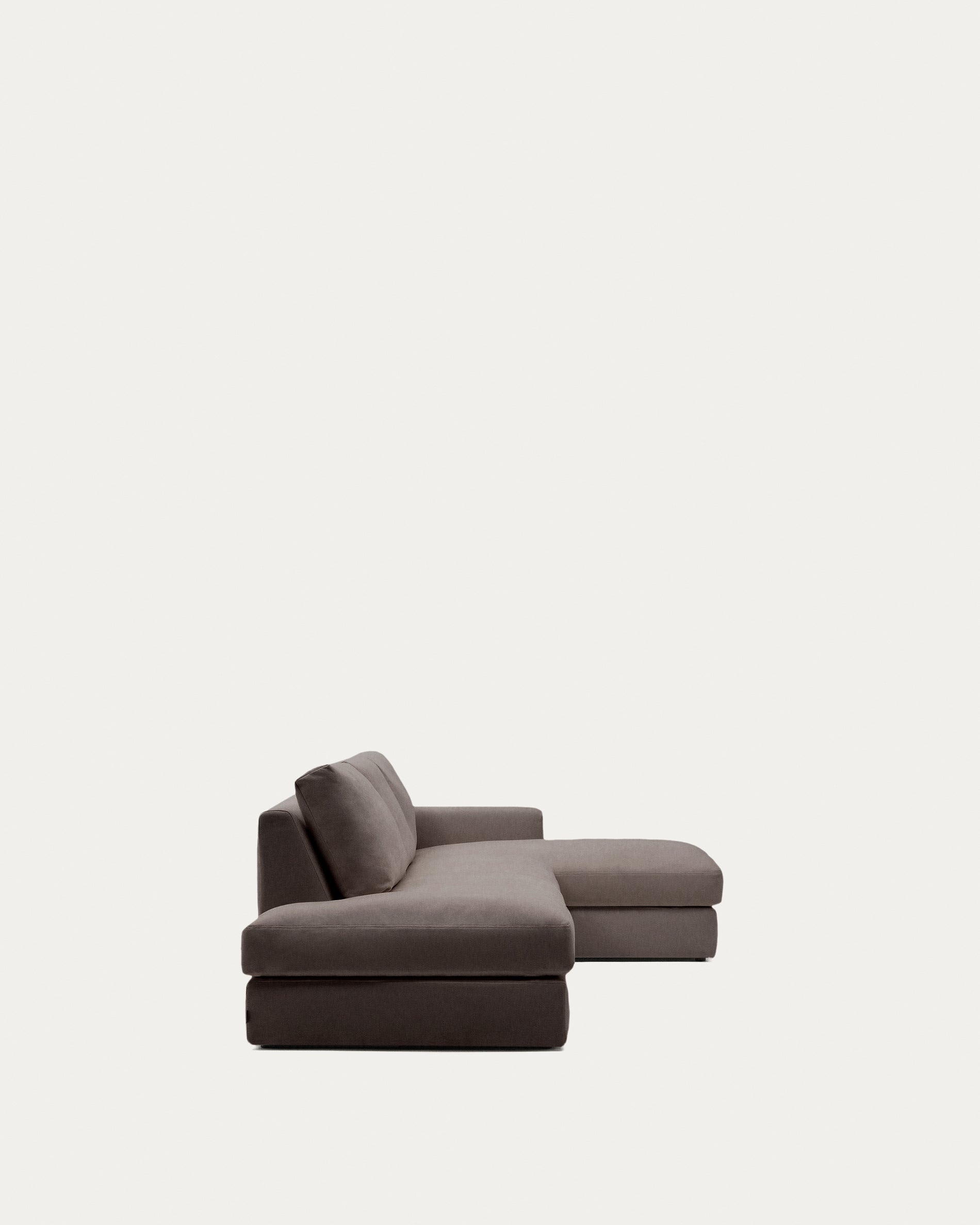 Modulares Sofa Alea für 5 Personen mit abnehmbarem Bezug aus dunkelbrauner Chenille und Chaiselongue rechts, 340 cm in Dunkelbraun präsentiert im Onlineshop von KAQTU Design AG. 5er Sofa ist von Kave Home