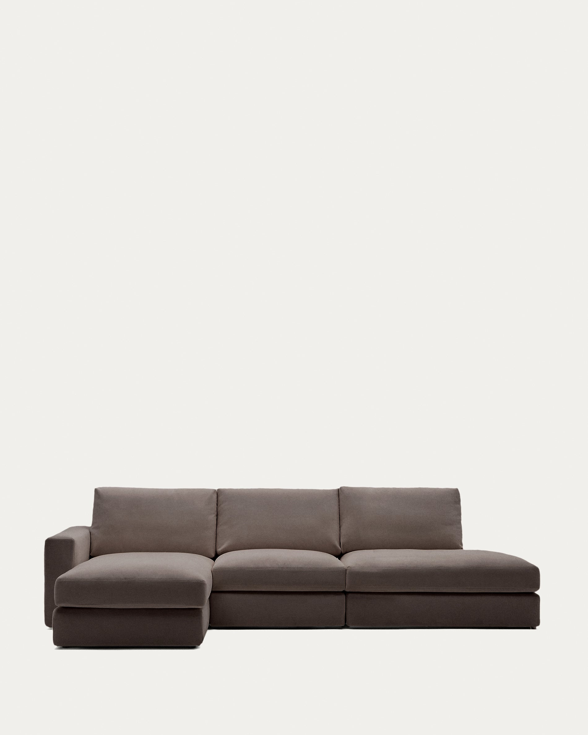 Modulares Sofa Alea für 5 Personen mit abnehmbarem Bezug aus dunkelbrauner Chenille und Chaiselongue links, 340 cm in Dunkelbraun präsentiert im Onlineshop von KAQTU Design AG. 5er Sofa ist von Kave Home