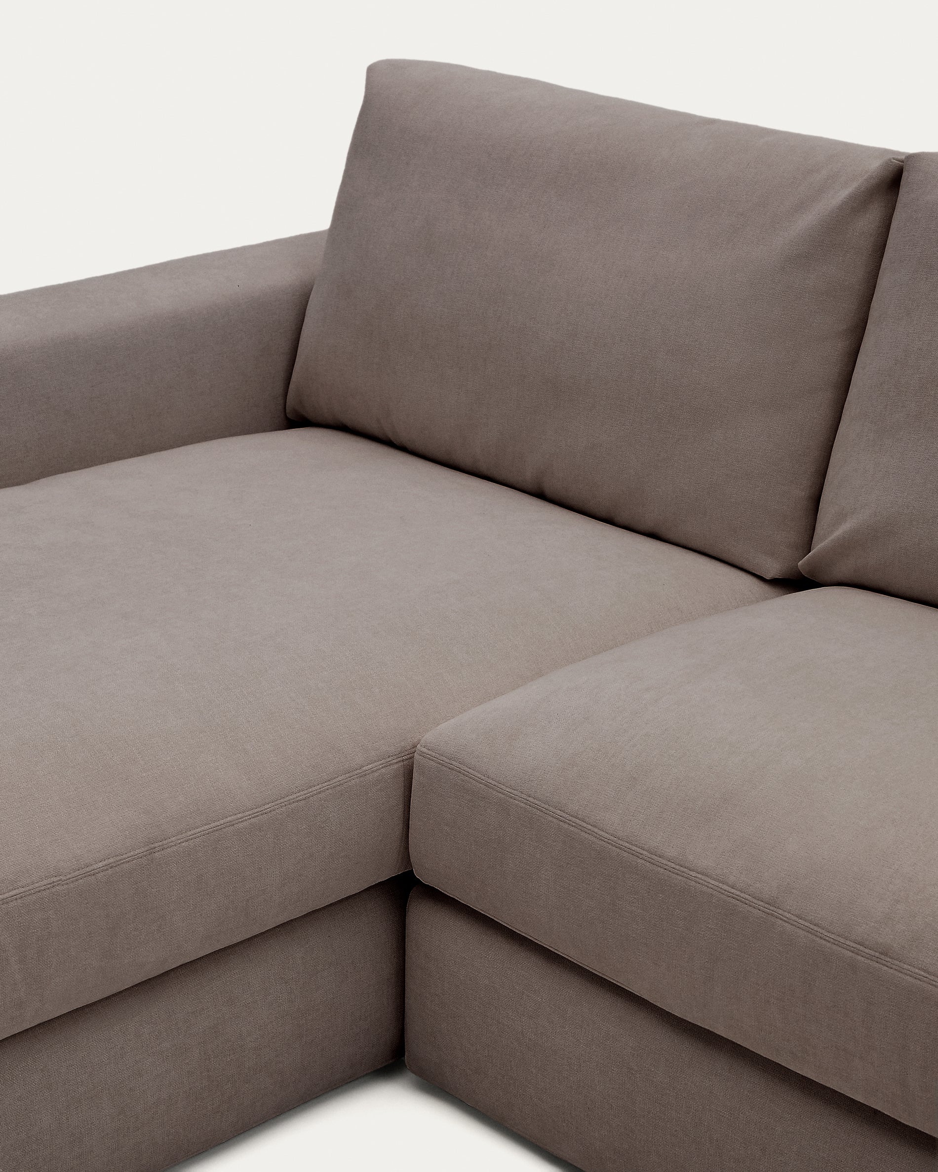 Modulares Sofa Alea für 5 Personen mit abnehmbarem Bezug aus dunkelbrauner Chenille und Chaiselongue links, 340 cm in Dunkelbraun präsentiert im Onlineshop von KAQTU Design AG. 5er Sofa ist von Kave Home