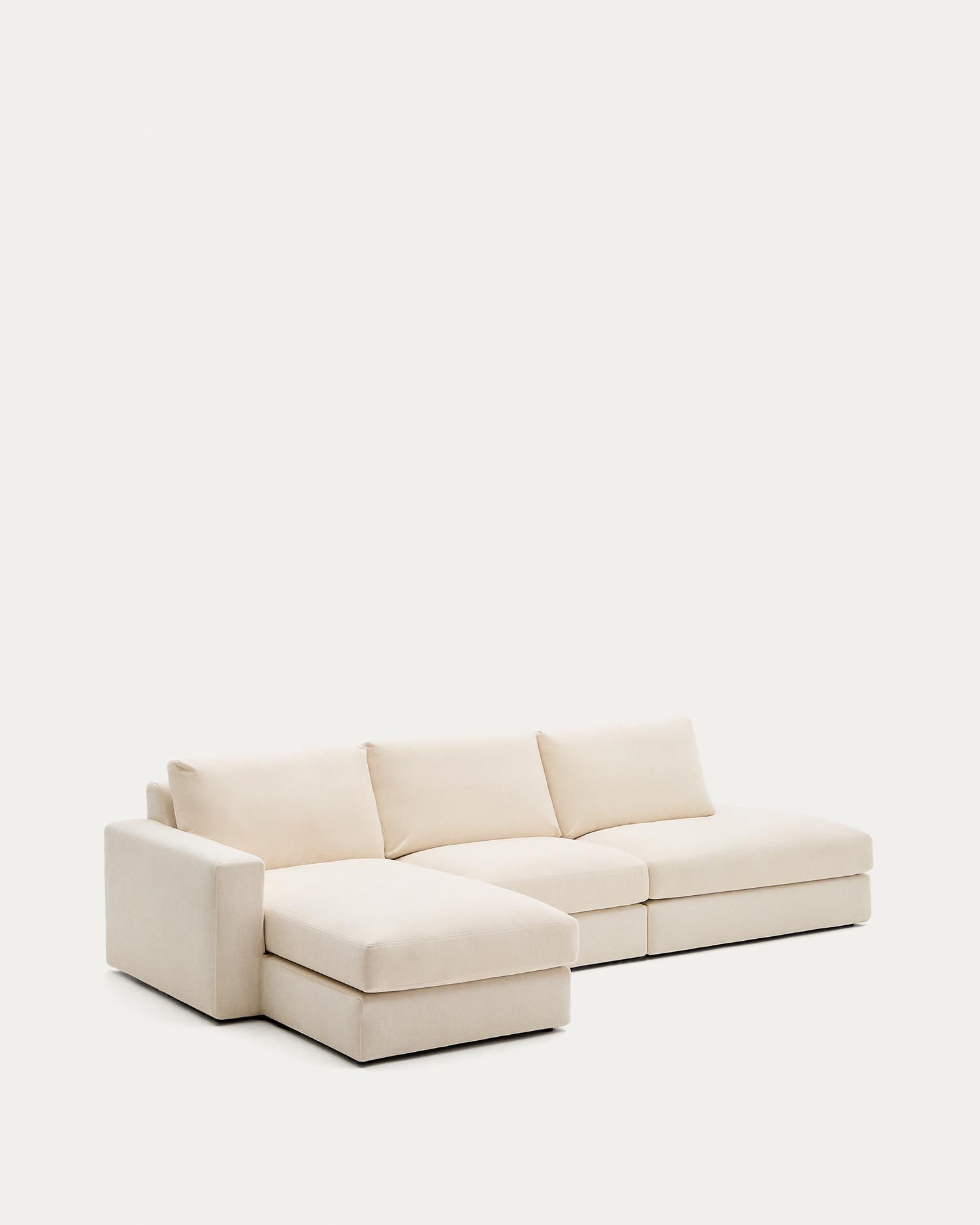 Erleben Sie das modulare Sofa Alea von Kave Home: Geräumig für 5 Personen, pflegeleichter Chenille-Bezug und elegante Chaiselongue links für entspanntes Wohnen.