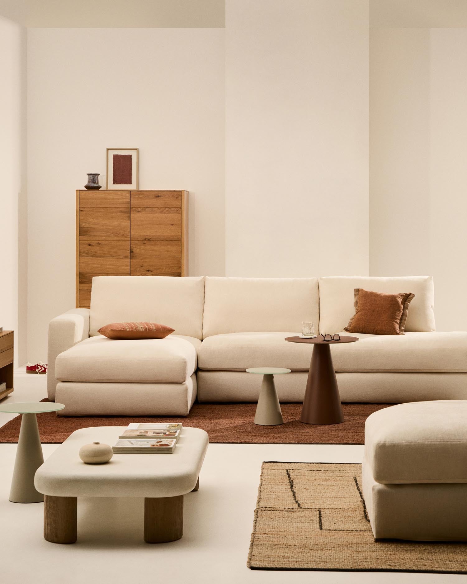 Entdecken Sie das modulare Sofa Alea von Kave Home: Platz für 5 Personen, abnehmbarer Chenille-Bezug, Chaiselongue links, modernes Design.