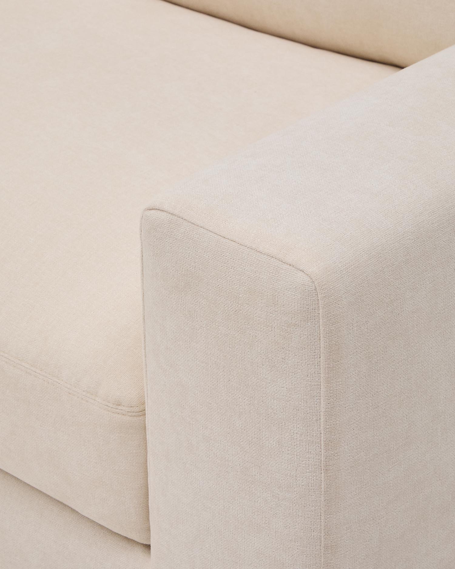 Erleben Sie das modulare 5-Sitzer-Ecksofa Alea in Ecru. Hochwertige Chenille, flexibles Design und pflegeleichte Materialien für Ihr stilvolles Zuhause.