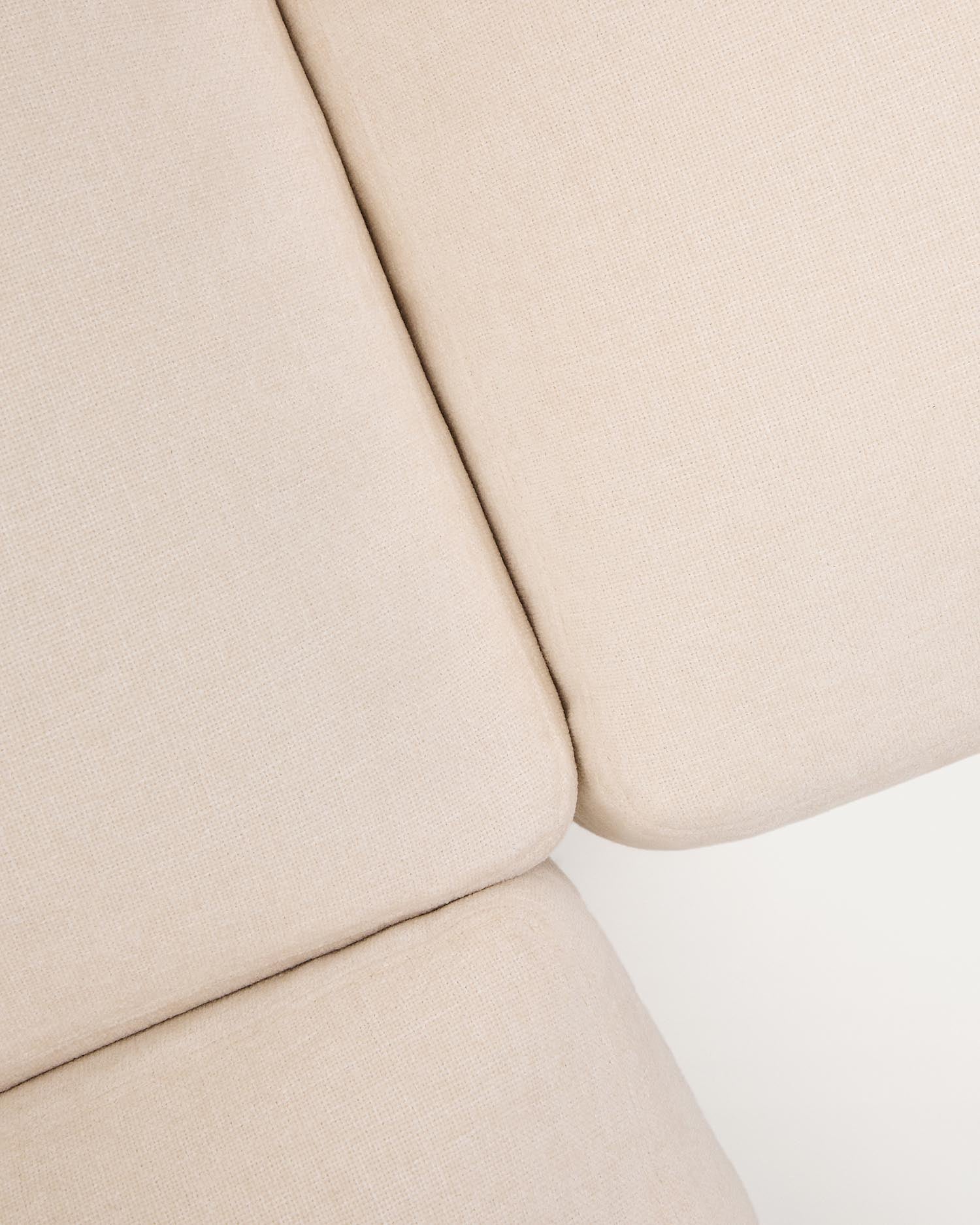 Entdecken Sie das elegante 5-Sitzer-Ecksofa Alea in Ecru. Modernes Design, langlebige Chenille und individuelle Anpassungsmöglichkeiten für höchsten Komfort.