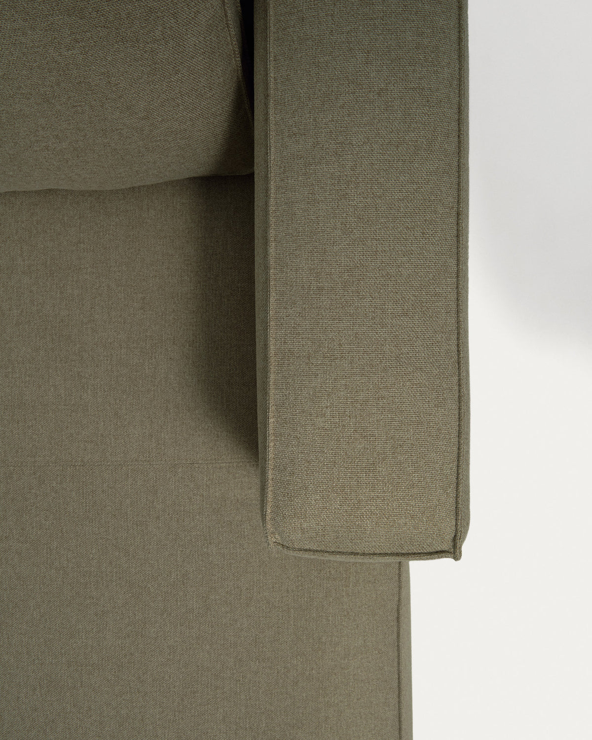 Dunkelgrünes Bettsofa Marela mit Chaiselongue rechts, Stoffbezug, Armlehnen, schwarze Beine