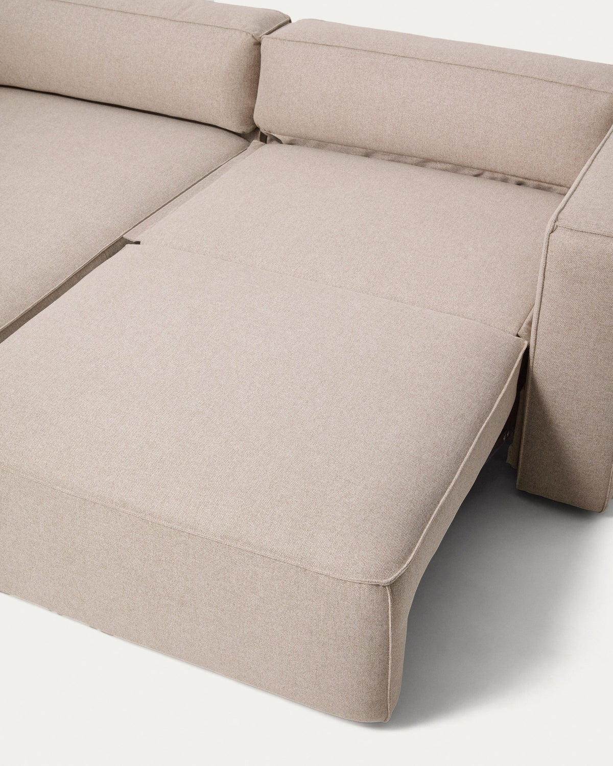 Beiges 3-Sitzer-Bettsofa Marela mit Chaiselongue links, Stoffbezug und schwarzen Beinen