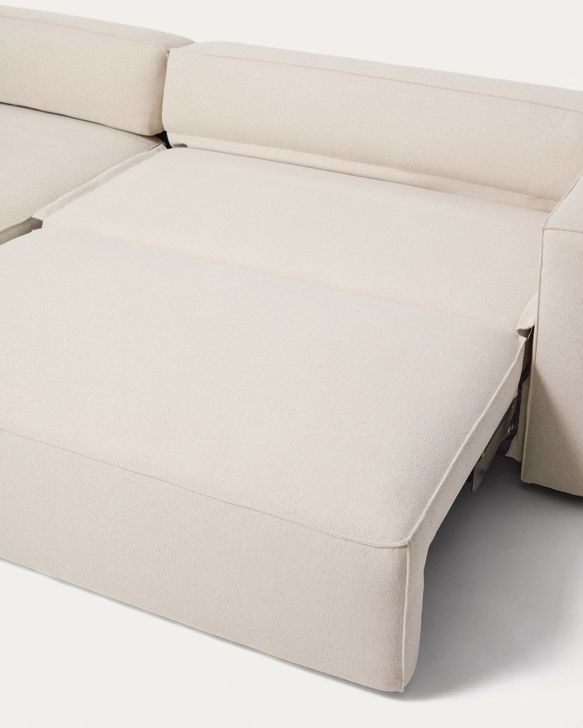 Bettsofa Marela mit Chaiselongue links in ecrufarbener Chenille und schwarzen Beinen