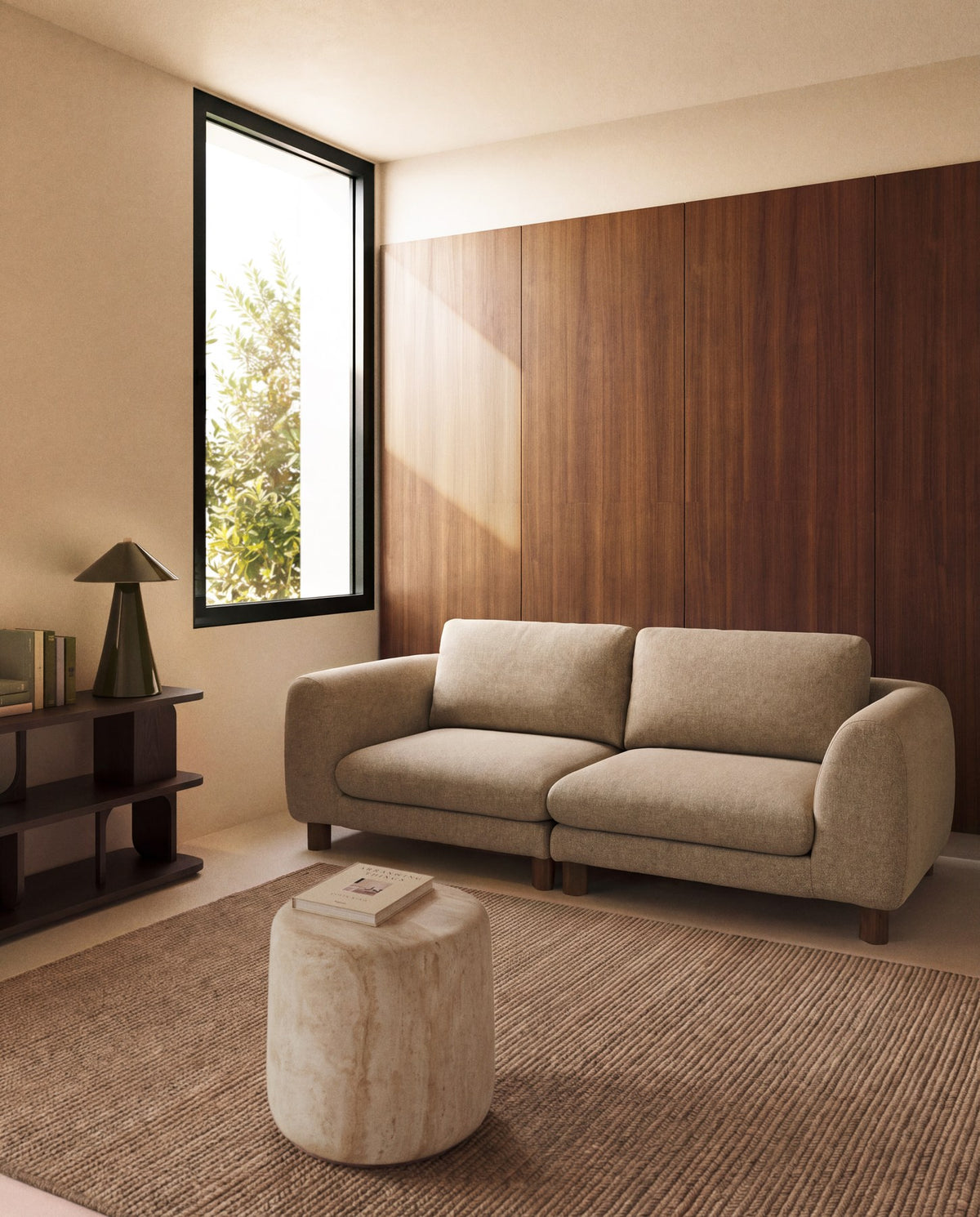 3-Sitzer Sofa Vera in Hellbraun mit gepolsterten Armlehnen, Taschenfederkern und Beinen aus massivem Eschenholz mit Nussbaum-Finish.