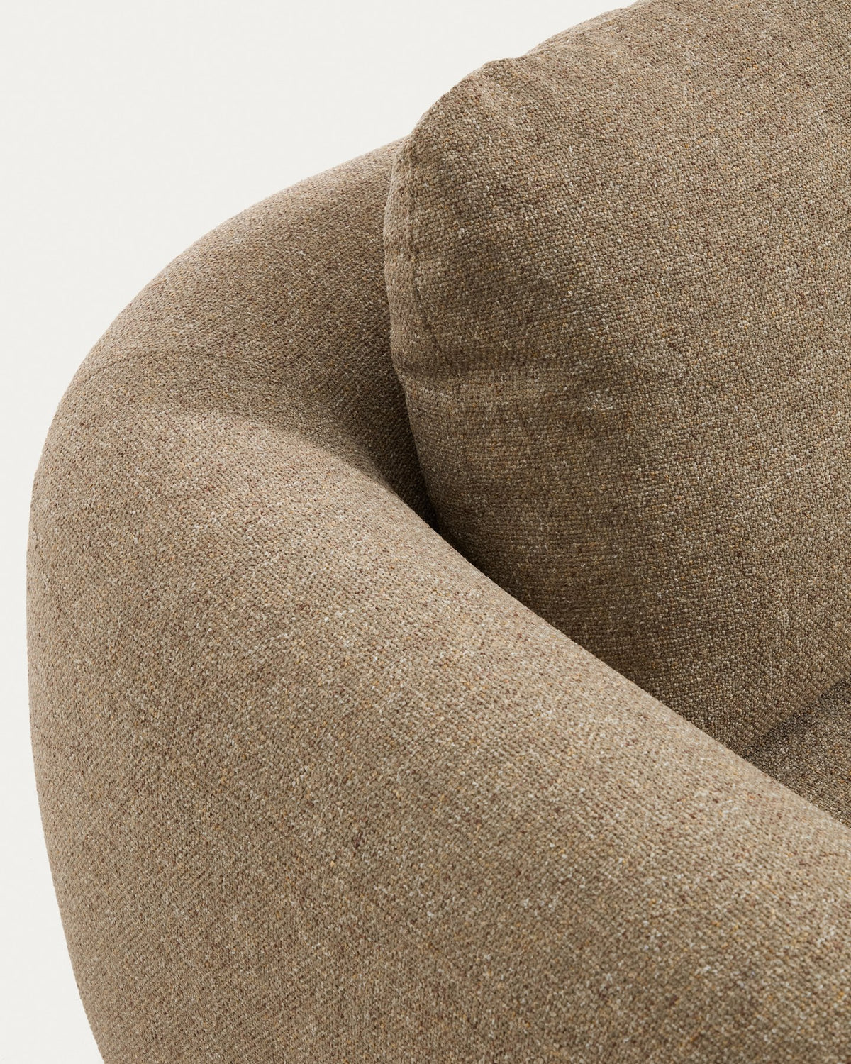 Hellbraunes 3-Sitzer Sofa Vera mit gepolsterter Sitzfläche, geschwungenen Armlehnen und sichtbaren Beinen aus massivem Eschenholz.