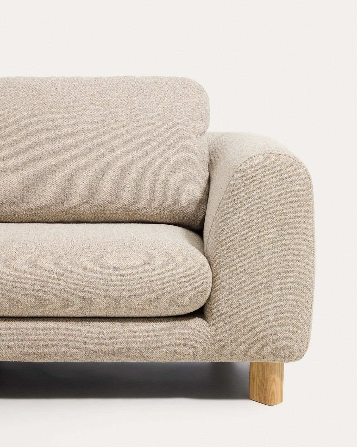 3-Sitzer Sofa Vera in Beige mit massiven Eschenholzbeinen, gepolsterter Sitzfläche und geschwungenen Armlehnen, Frontalansicht.