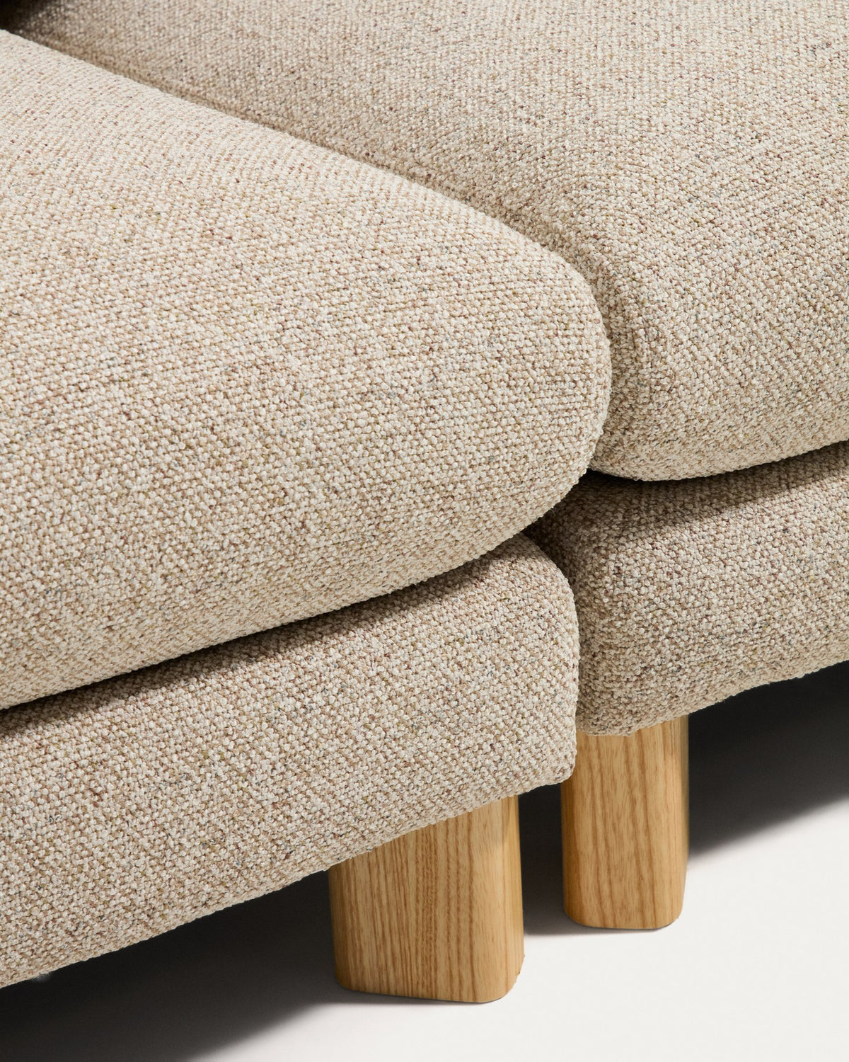 3-Sitzer Sofa Vera in Beige mit massiven Eschenholzbeinen, gepolsterter Sitzfläche und geschwungenen Armlehnen, Frontalansicht.