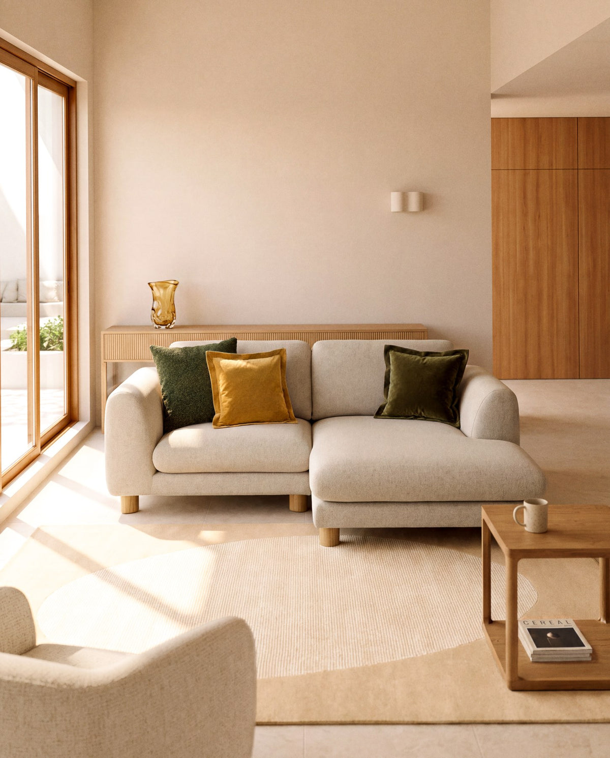 Beiges 3-Sitzer Sofa Vera mit Chaiselongue links, Bezug aus Gewebe, Beine aus massivem Eschenholz mit natürlichem Finish, Armlehnen und Rückenkissen.