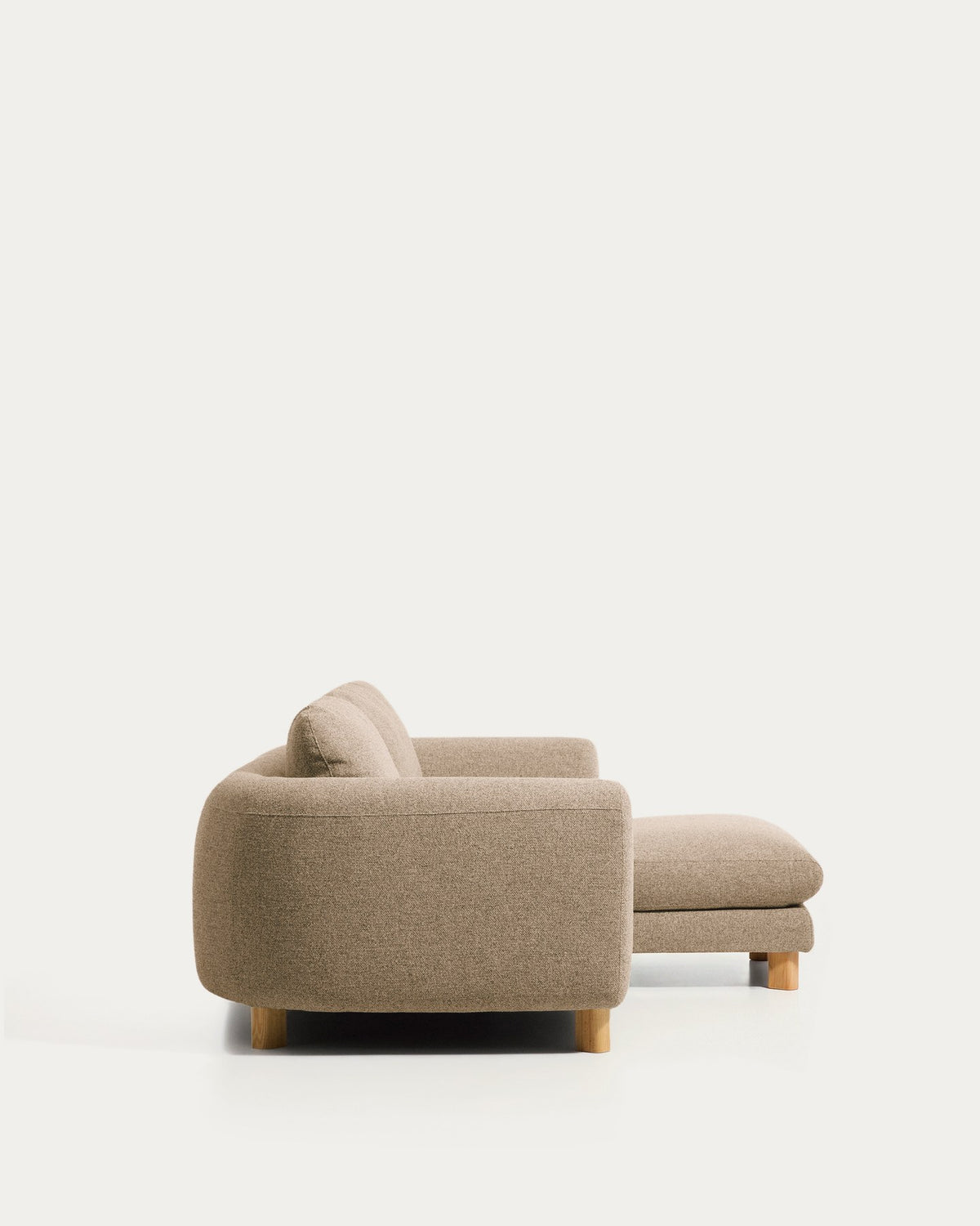 Hellbraunes 3-Sitzer Sofa Vera mit Chaiselongue rechts, gepolsterten Armlehnen und sichtbaren Beinen aus massivem Eschenholz.