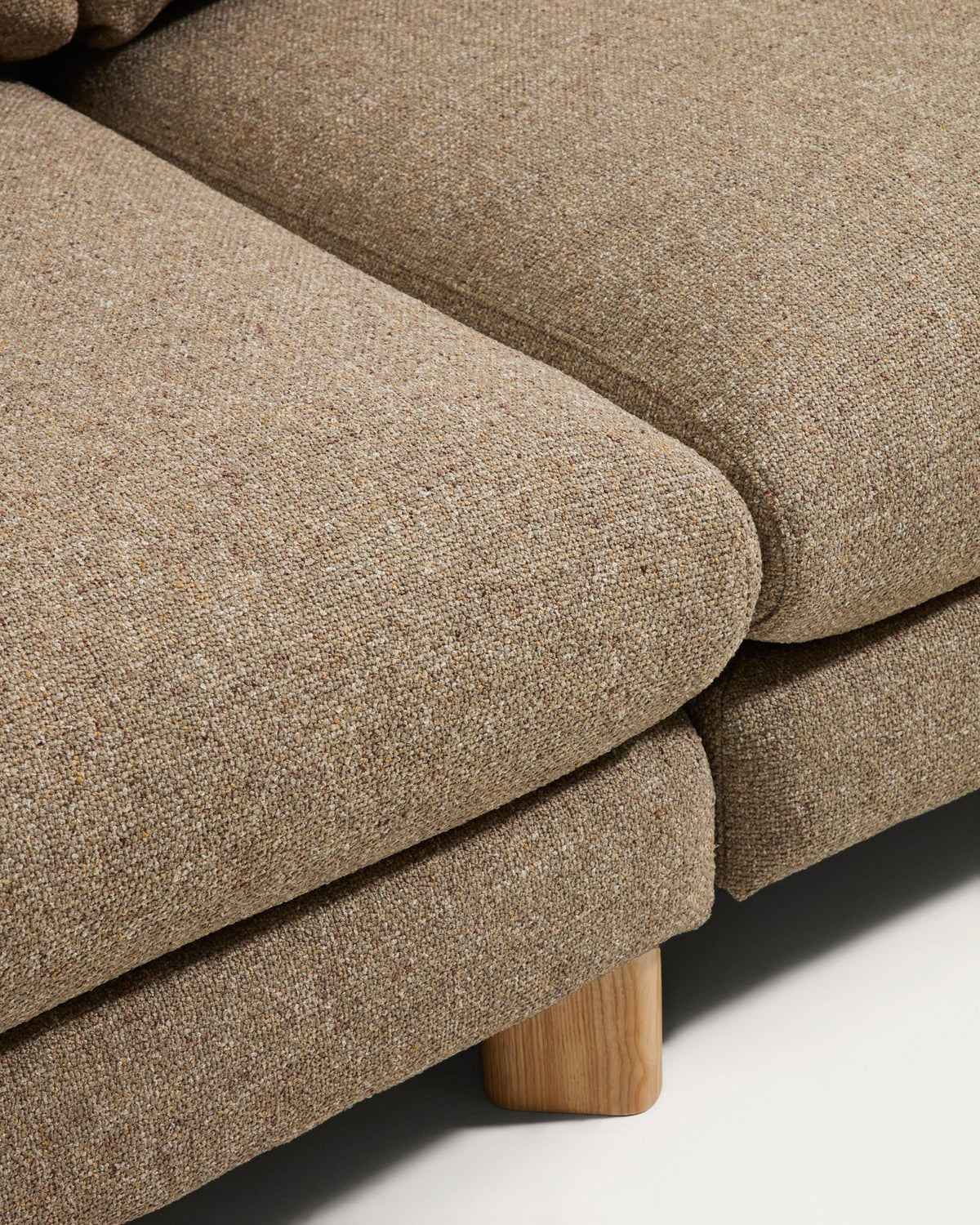 Hellbraunes 4-Sitzer Sofa Vera mit Chaiselongue rechts, gepolstert mit strukturiertem Gewebe, auf sichtbaren Beinen aus massivem Eschenholz mit natürlichem Finish.