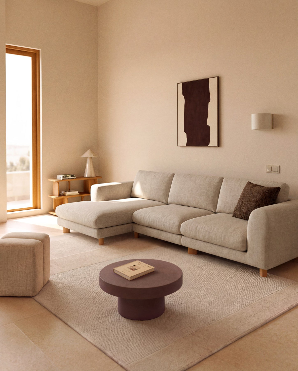 Beiges Sofa Vera von Kave Home mit Chaiselongue links, gepolsterten Armlehnen und sichtbaren Beinen aus massivem Eschenholz.