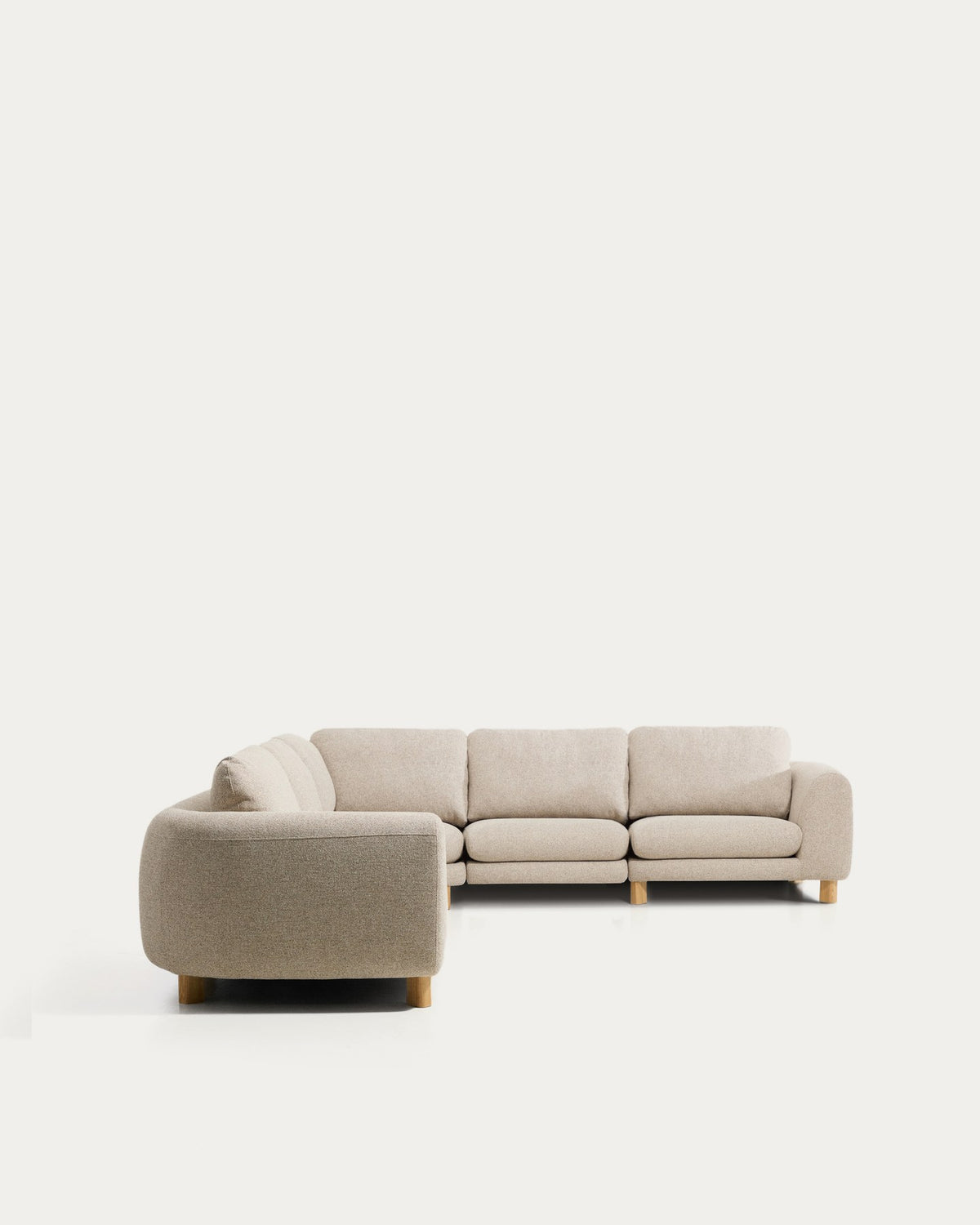 5-Sitzer Ecksofa Vera in Beige mit sichtbaren Beinen aus massivem Eschenholz, abgerundete Armlehnen, Grösse 330 x 240 cm.