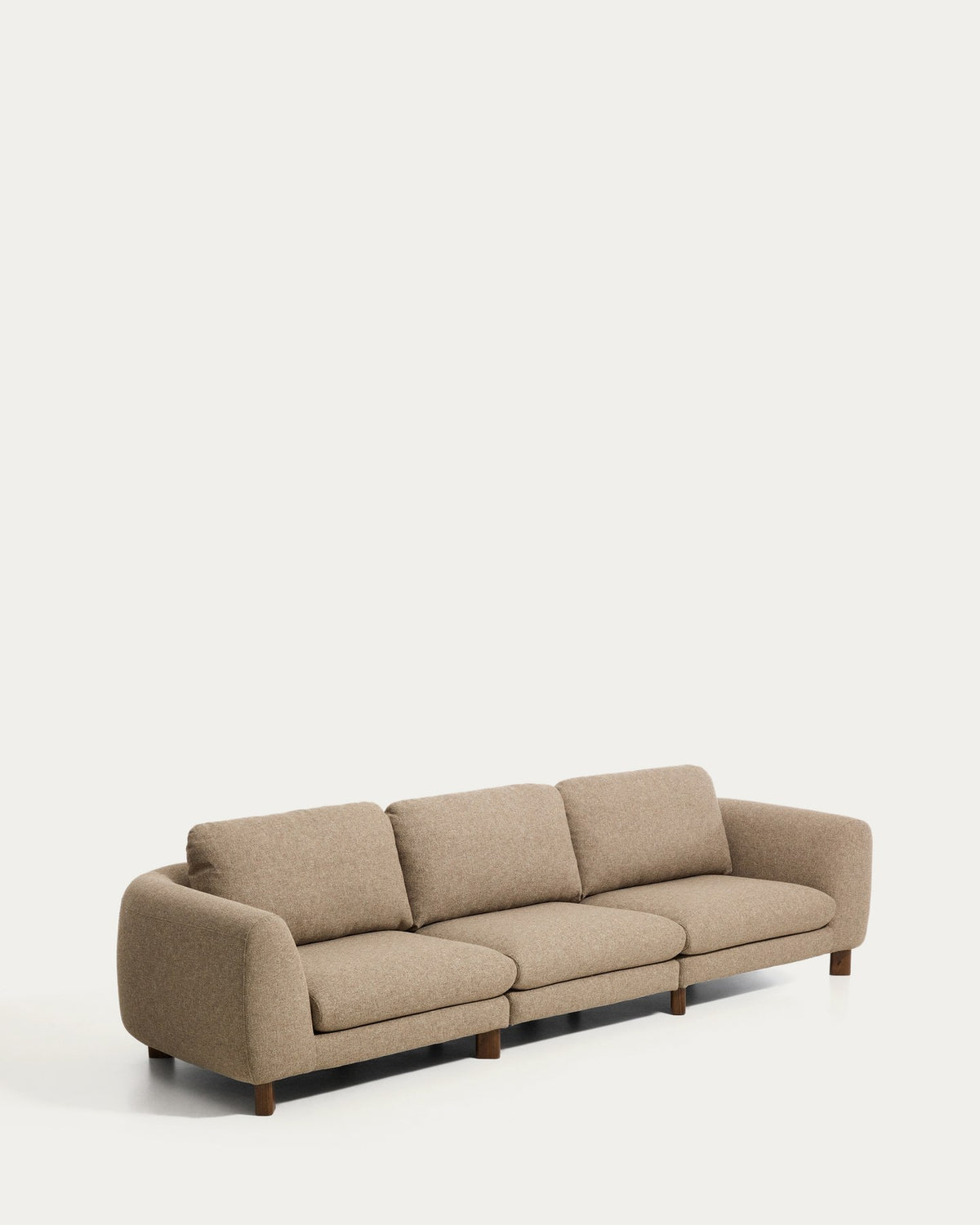 4-Sitzer Sofa Vera in Hellbraun mit gepolsterten Armlehnen und sichtbaren Beinen aus massivem Eschenholz mit Nussbaum-Finish.