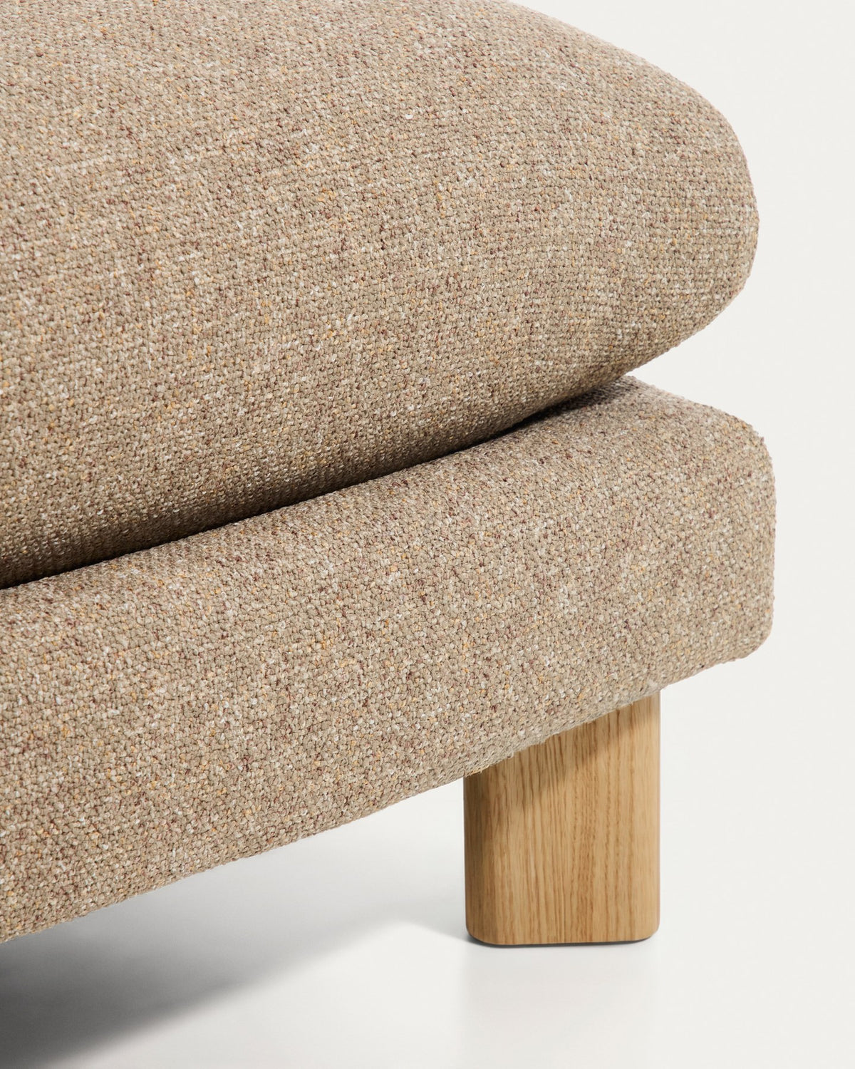 Fussablage Vera in Hellbraun mit gepolstertem Sitz und sichtbaren Beinen aus massivem Eschenholz, quadratische Form, Pouf von Kave Home.