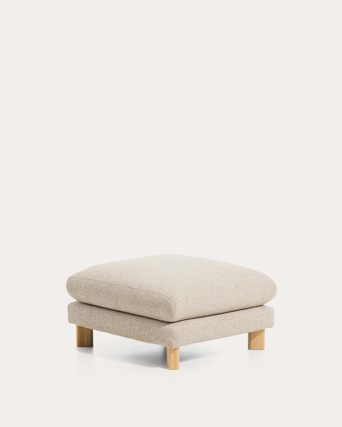 Quadratische Fussablage in Beige mit strukturiertem Gewebebezug und sichtbaren Beinen aus massivem Eschenholz mit natürlichem Finish.