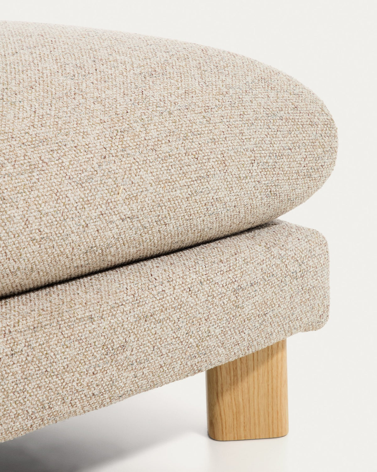 Quadratische Fussablage in Beige mit strukturiertem Gewebebezug und sichtbaren Beinen aus massivem Eschenholz mit natürlichem Finish.