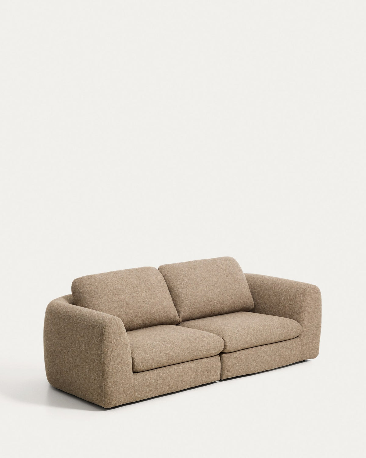 3-Sitzer Sofa Vera in Hellbraun mit Gewebebezug, abgerundeten Armlehnen und niedrigem Gestell aus Kiefernholz und Sperrholz, Beine aus Polypropylen.