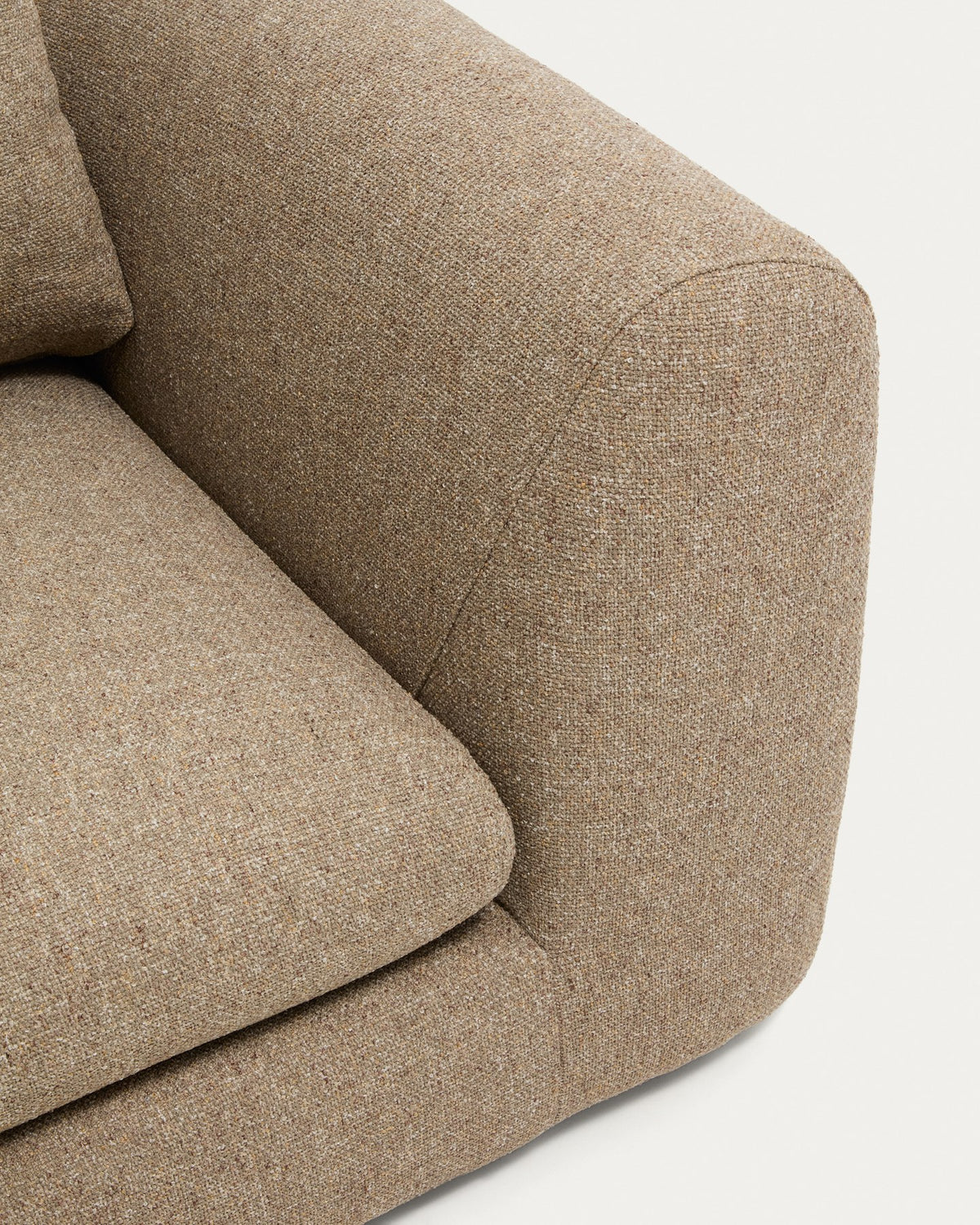 3-Sitzer Sofa Vera in Hellbraun mit Gewebebezug, abgerundeten Armlehnen und niedrigem Gestell aus Kiefernholz und Sperrholz, Beine aus Polypropylen.