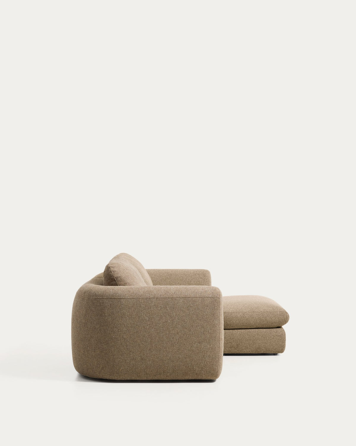 Hellbraunes 3-Sitzer Sofa Vera mit Chaiselongue rechts, gepolstert mit strukturiertem Gewebe, Gestell aus Kiefernholz und Spanplatte.