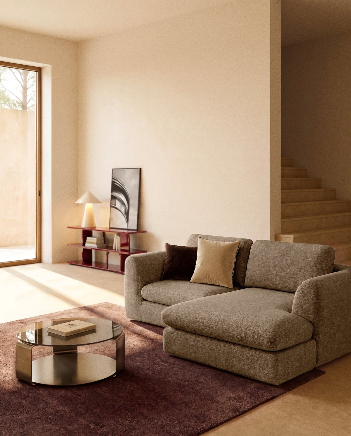 Hellbraunes 3-Sitzer Sofa Vera mit Chaiselongue rechts, gepolstert mit strukturiertem Gewebe, Gestell aus Kiefernholz und Spanplatte.
