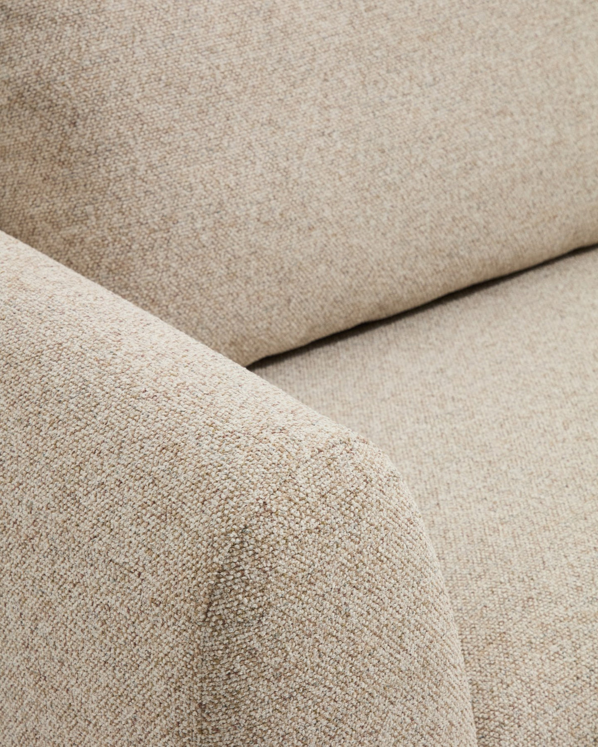 Beiges 3-Sitzer Sofa Vera mit Chaiselongue rechts, Gewebebezug, abgerundete Armlehnen, schwarze Beine aus Polypropylen, niedriges Gestell.