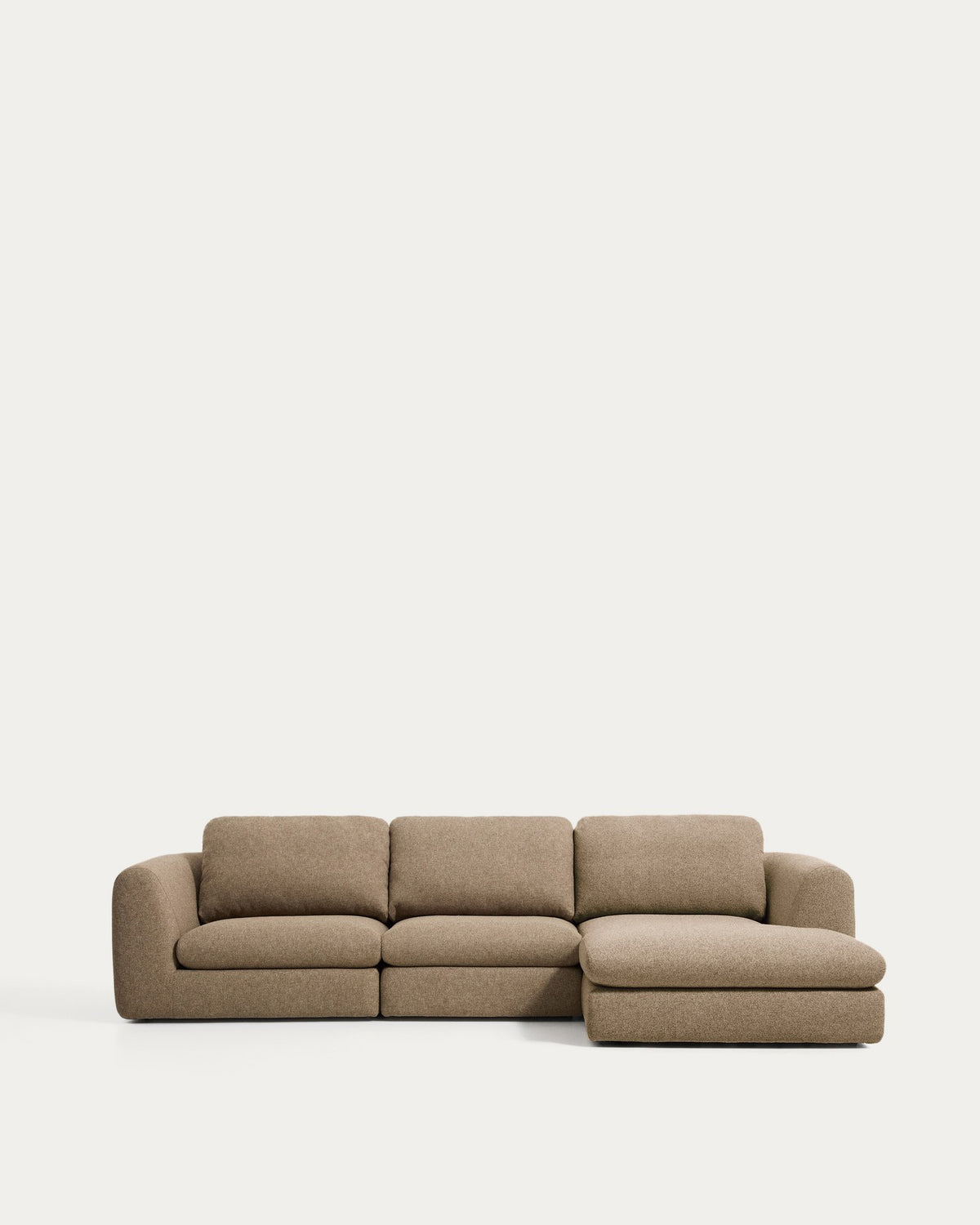 Hellbraunes 4-Sitzer Sofa Vera mit Chaiselongue rechts, gepolstert mit strukturiertem Gewebe, Beine aus Polypropylen, Masse 322x176x87 cm.