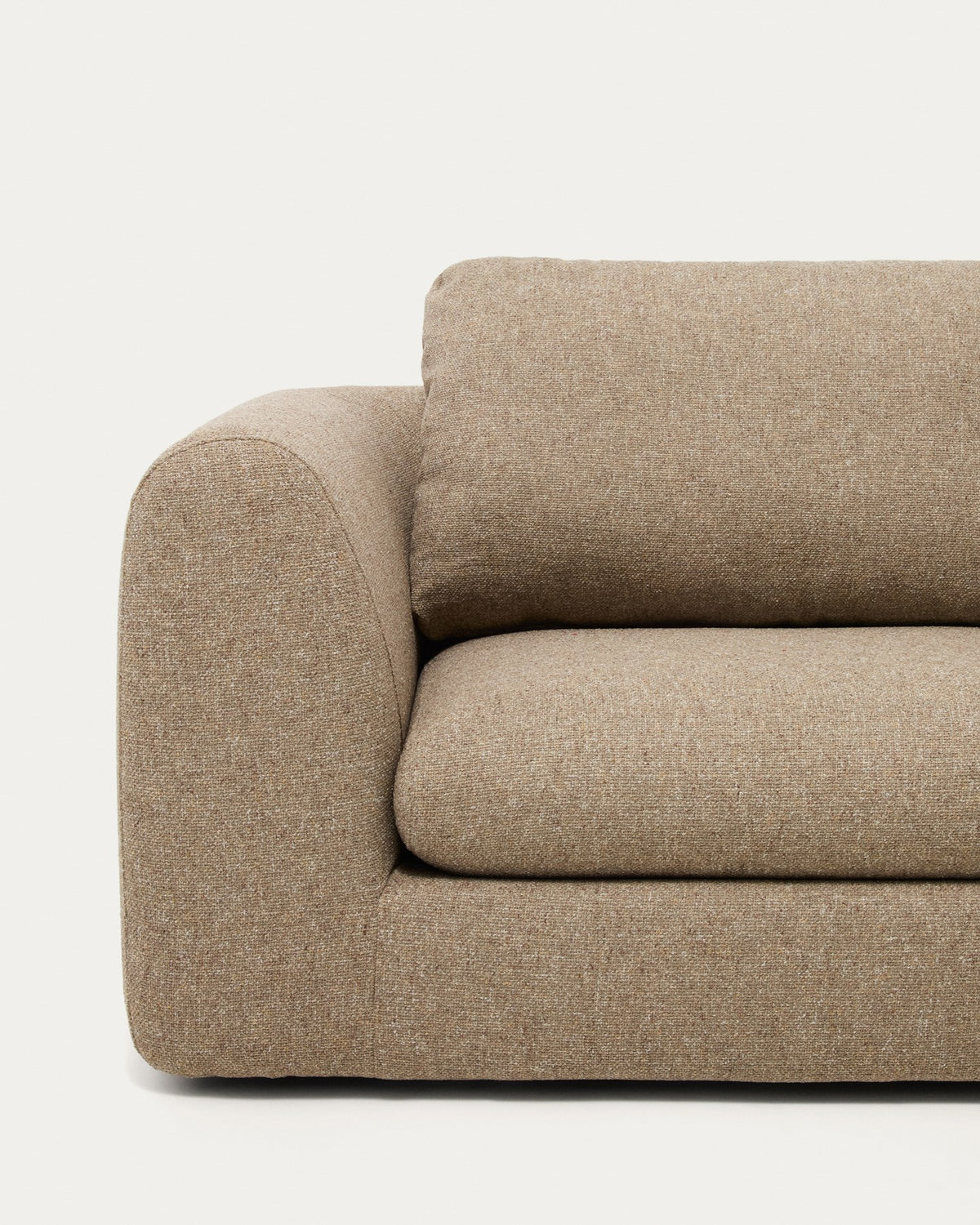 Hellbraunes 4-Sitzer Sofa Vera mit Chaiselongue rechts, gepolstert mit strukturiertem Gewebe, Beine aus Polypropylen, Masse 322x176x87 cm.