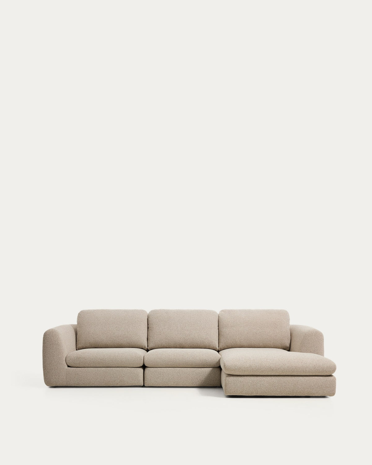 Beiges 4-Sitzer Sofa Vera mit Chaiselongue rechts, gepolstert mit strukturiertem Stoff und schwarzen Beinen aus Polypropylen.