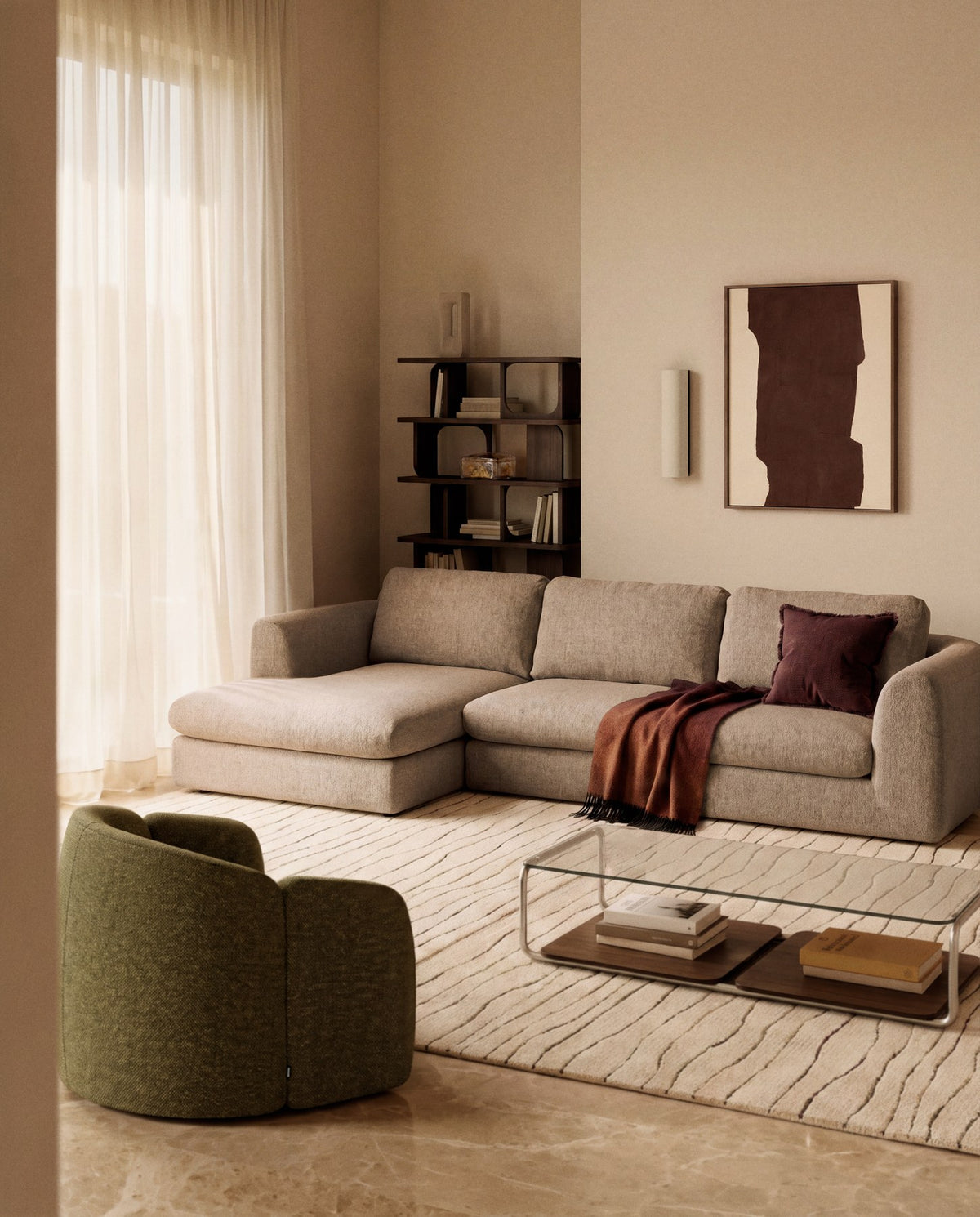 Hellbraunes 4-Sitzer Sofa Vera mit Chaiselongue links, gepolstert mit strukturiertem Stoff, Holzgestell, Masse 322x176x87 cm.