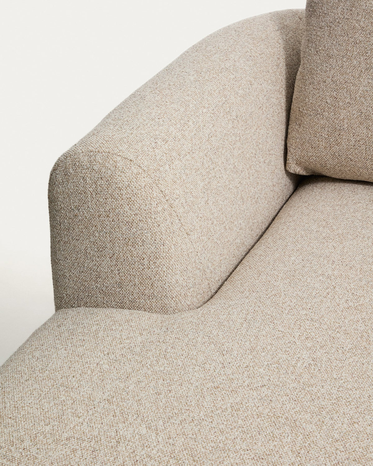 Beigefarbenes 4-Sitzer Sofa Vera mit Chaiselongue links, gepolstert mit strukturiertem Gewebe, schwarze Beine aus Polypropylen, 322 cm breit.