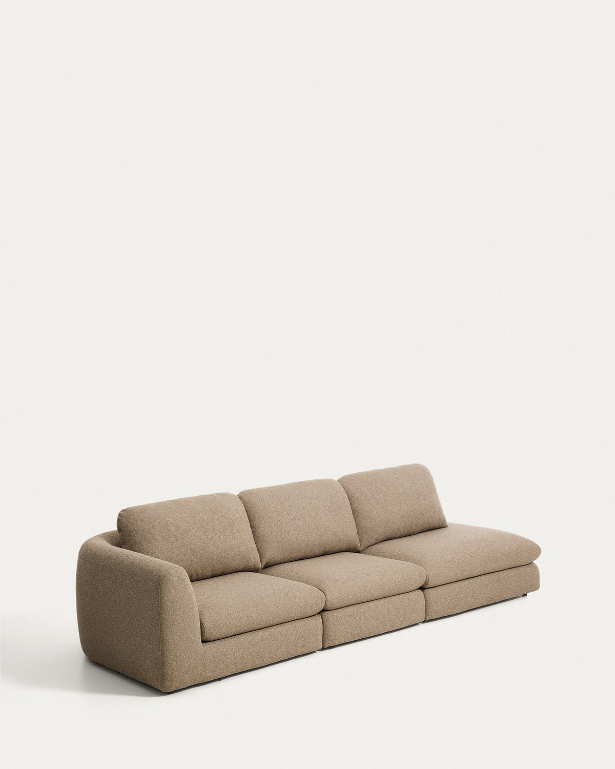 Hellbraunes 4-Sitzer Sofa Vera mit Randmodul rechts, texturierter Gewebebezug, abgerundete Armlehnen und niedriges Gestell auf Beinen.