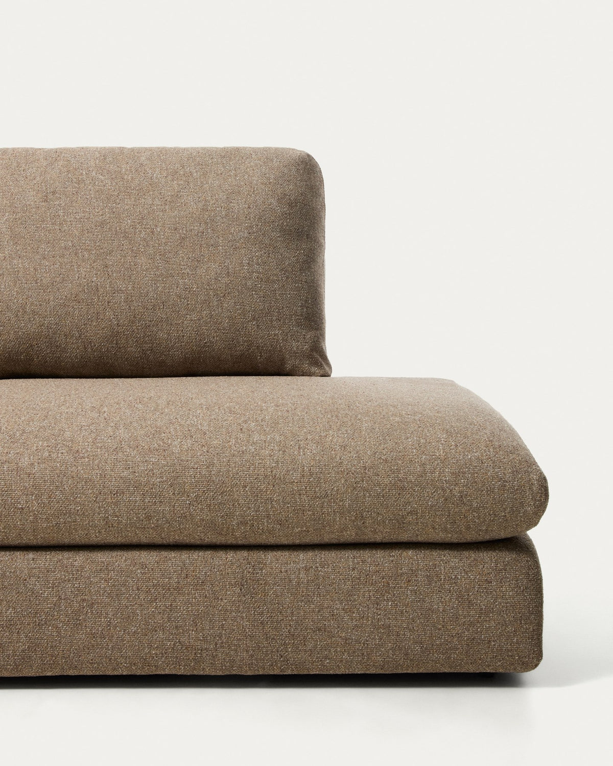 Hellbraunes 4-Sitzer Sofa Vera mit Randmodul rechts, texturierter Gewebebezug, abgerundete Armlehnen und niedriges Gestell auf Beinen.