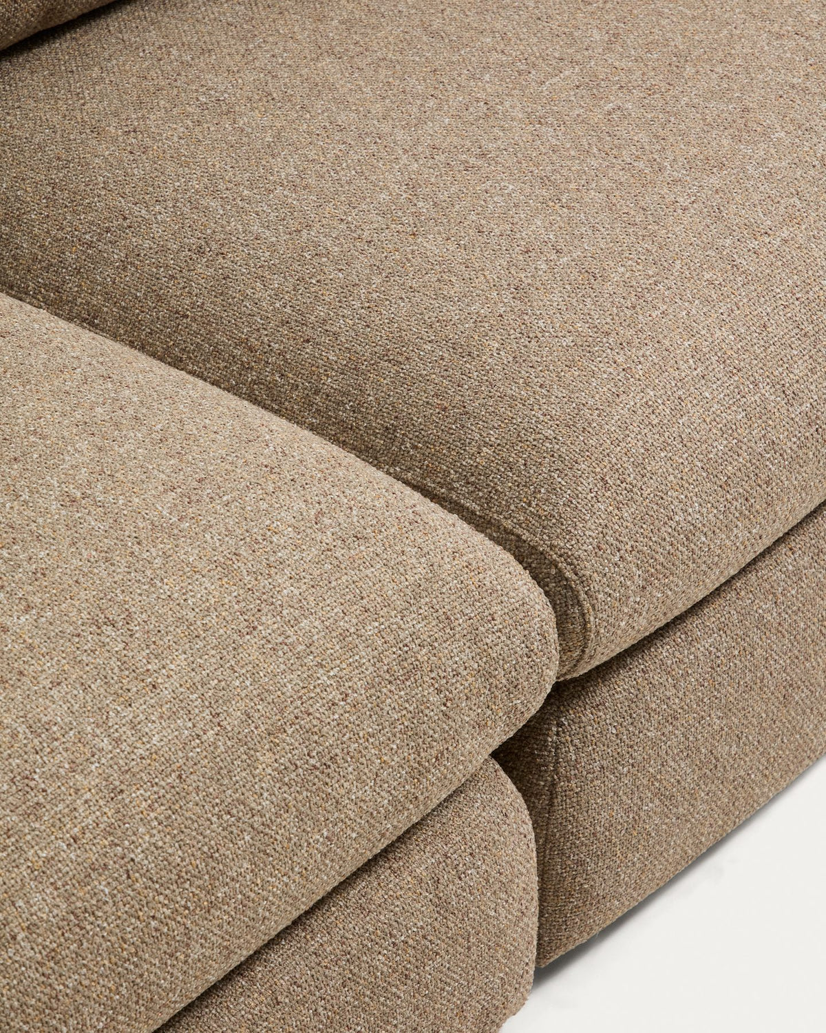 Hellbraunes 4-Sitzer Sofa Vera mit Randmodul rechts, texturierter Gewebebezug, abgerundete Armlehnen und niedriges Gestell auf Beinen.