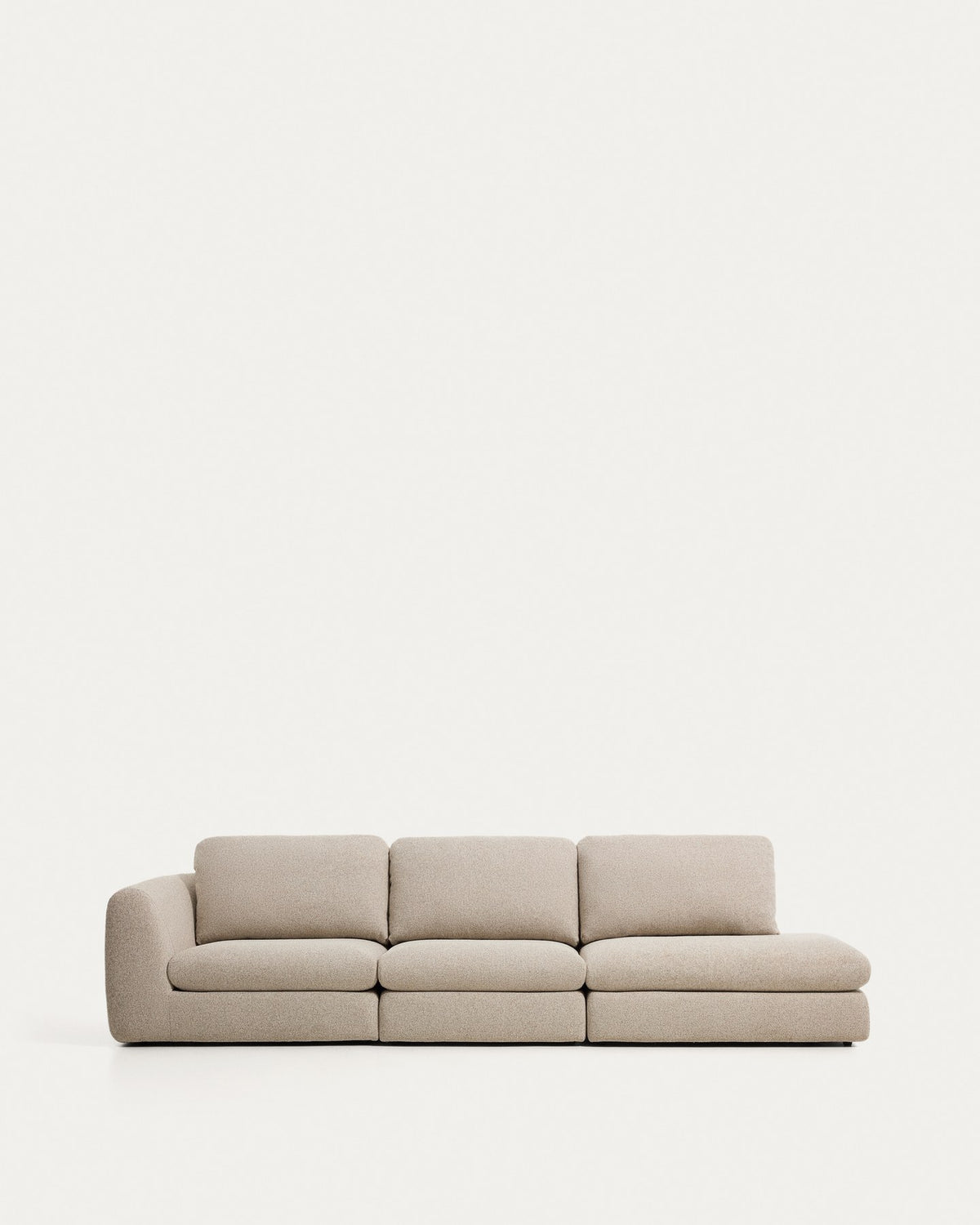Beiges Sofa Vera mit vier Sitzplätzen und Randmodul rechts, gepolstert mit strukturiertem Gewebe, schwarzen Kunststoffbeinen und niedrigem Gestell.