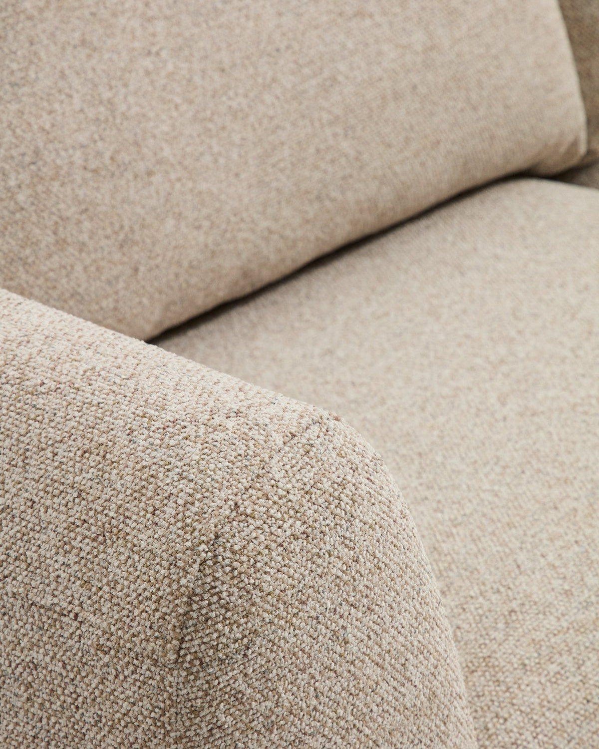 Beiges Sofa Vera mit vier Sitzplätzen und Randmodul rechts, gepolstert mit strukturiertem Gewebe, schwarzen Kunststoffbeinen und niedrigem Gestell.