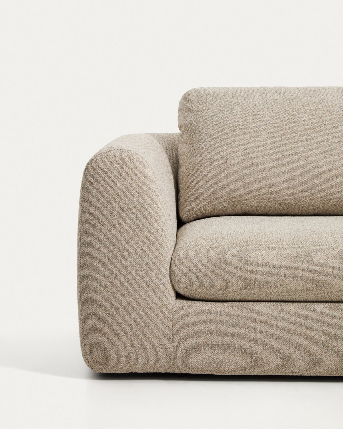 Beiges 5-Sitzer Ecksofa Vera mit Randmodul rechts, Gewebebezug mit grober Struktur, abgerundeten Armlehnen und niedrigem Gestell aus Kiefernholz.