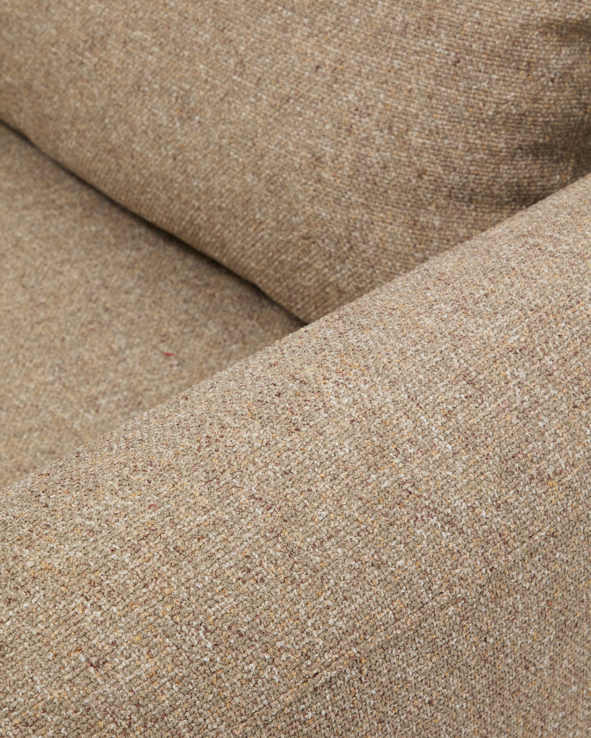Hellbraunes 6-Sitzer Sofa Vera mit Gewebebezug, abgerundeten Armlehnen und niedrigem Gestell, Länge 410 cm, Beine aus Polypropylen.