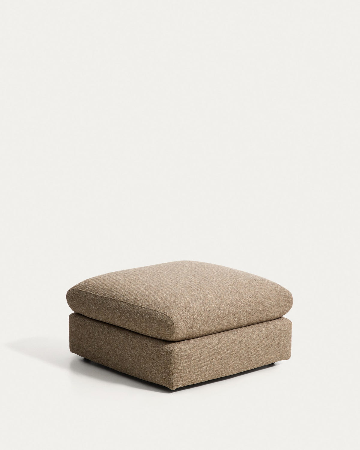 Fussablage Vera von Kave Home in Hellbraun, gepolsterter Pouf mit Taschenfedern, Kiefernholzstruktur und Gewebe-Bezug, quadratische Form 80x80 cm.